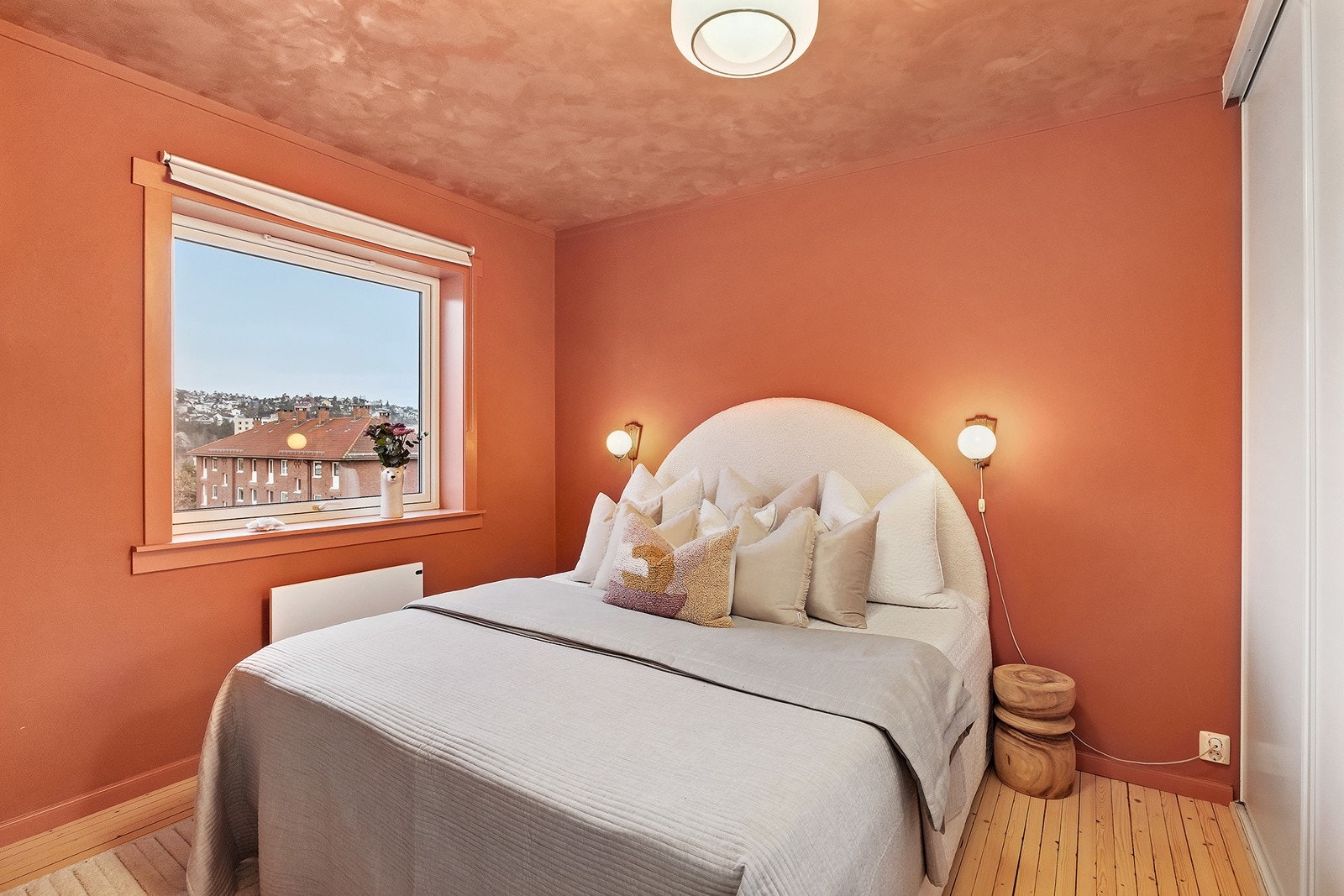 Soverom med god plass til dobbeltseng Galleribilde