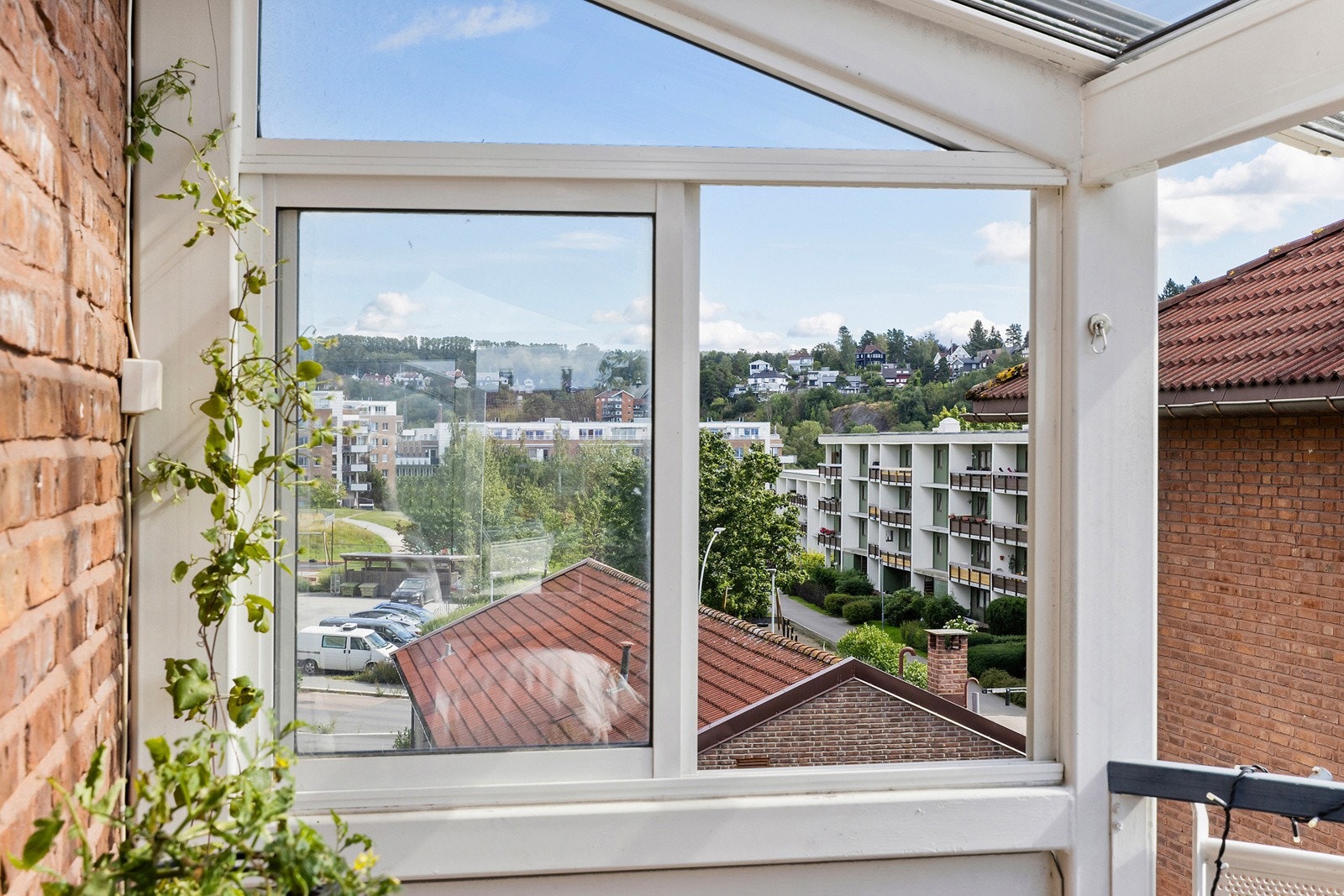 Balkongen har sidevegger og glasstak. Glasstaket er skyvbart. Galleribilde