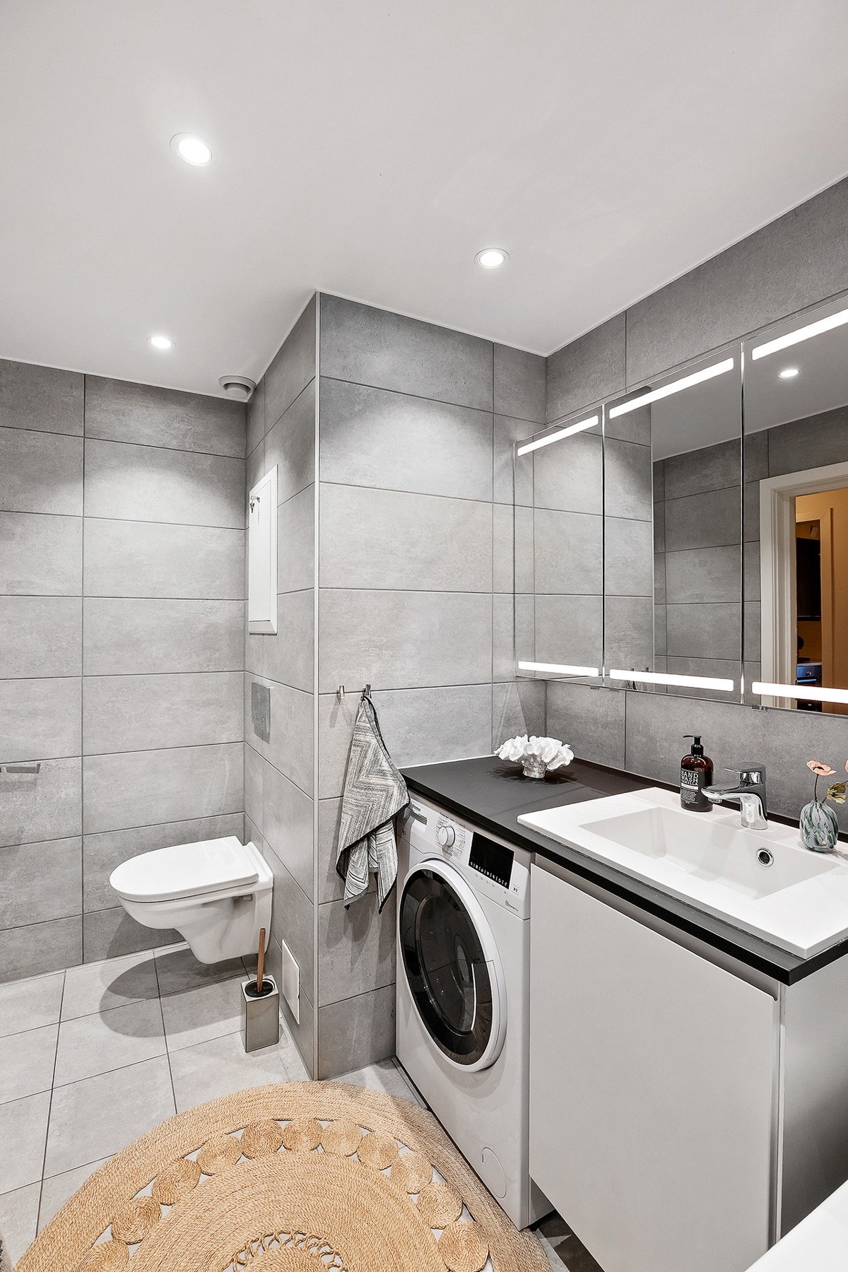 Gulvvarme, downlights og opplegg for vaskemaskin Galleribilde