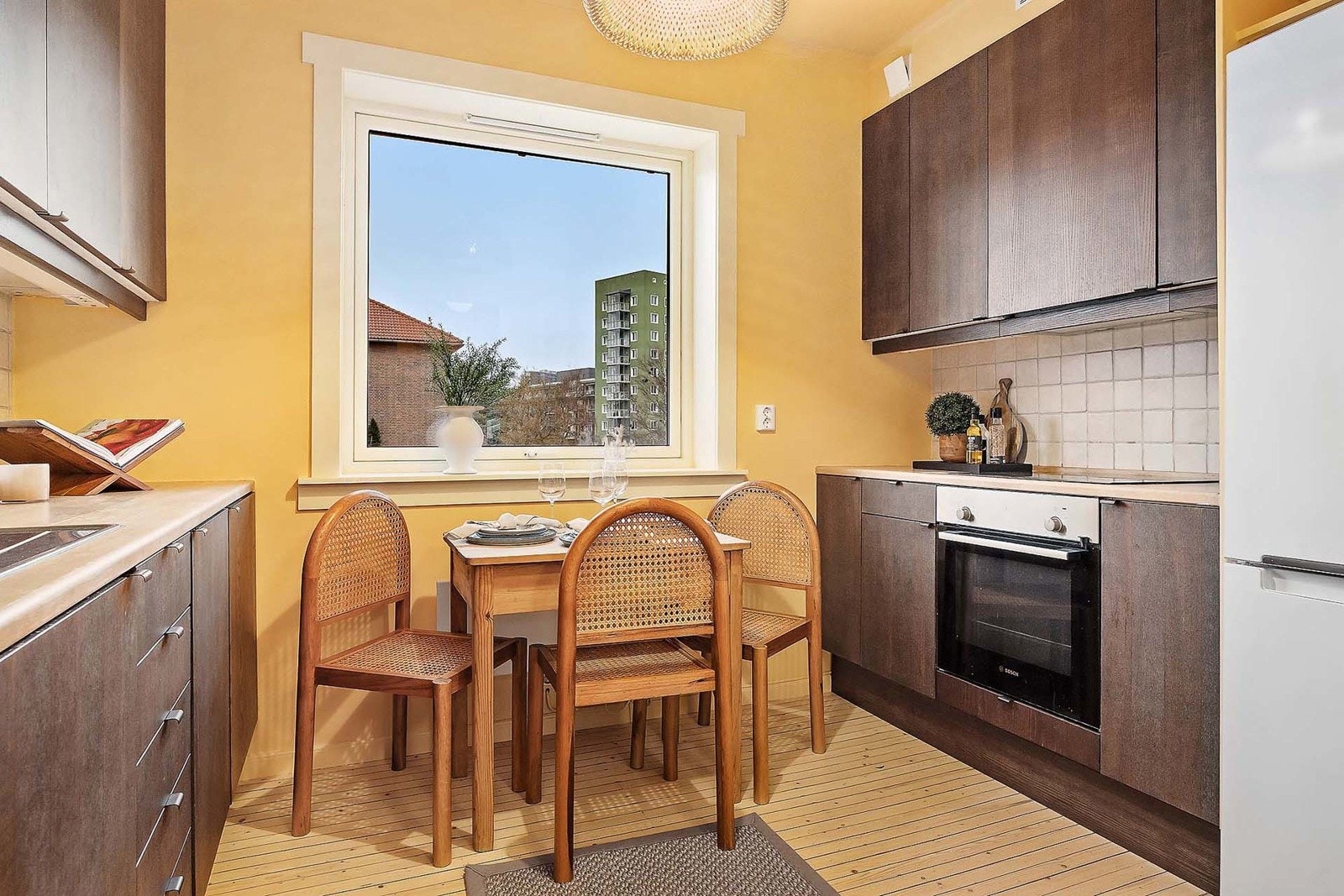 Kjøkken med benkeplate i tre Galleribilde