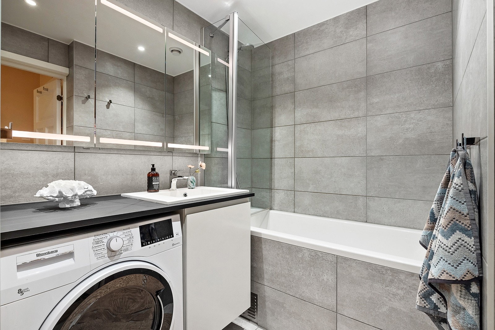 Stort bad renovert i 2019 med innbygget badekar Galleribilde