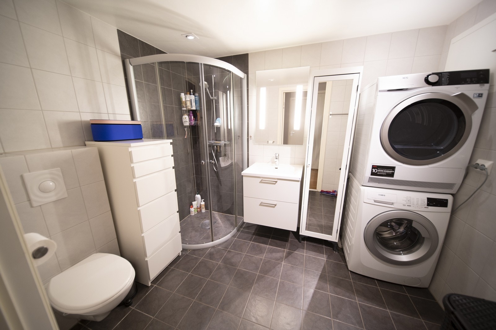 Baderom med vaskerom og tørkemaskin Galleribilde
