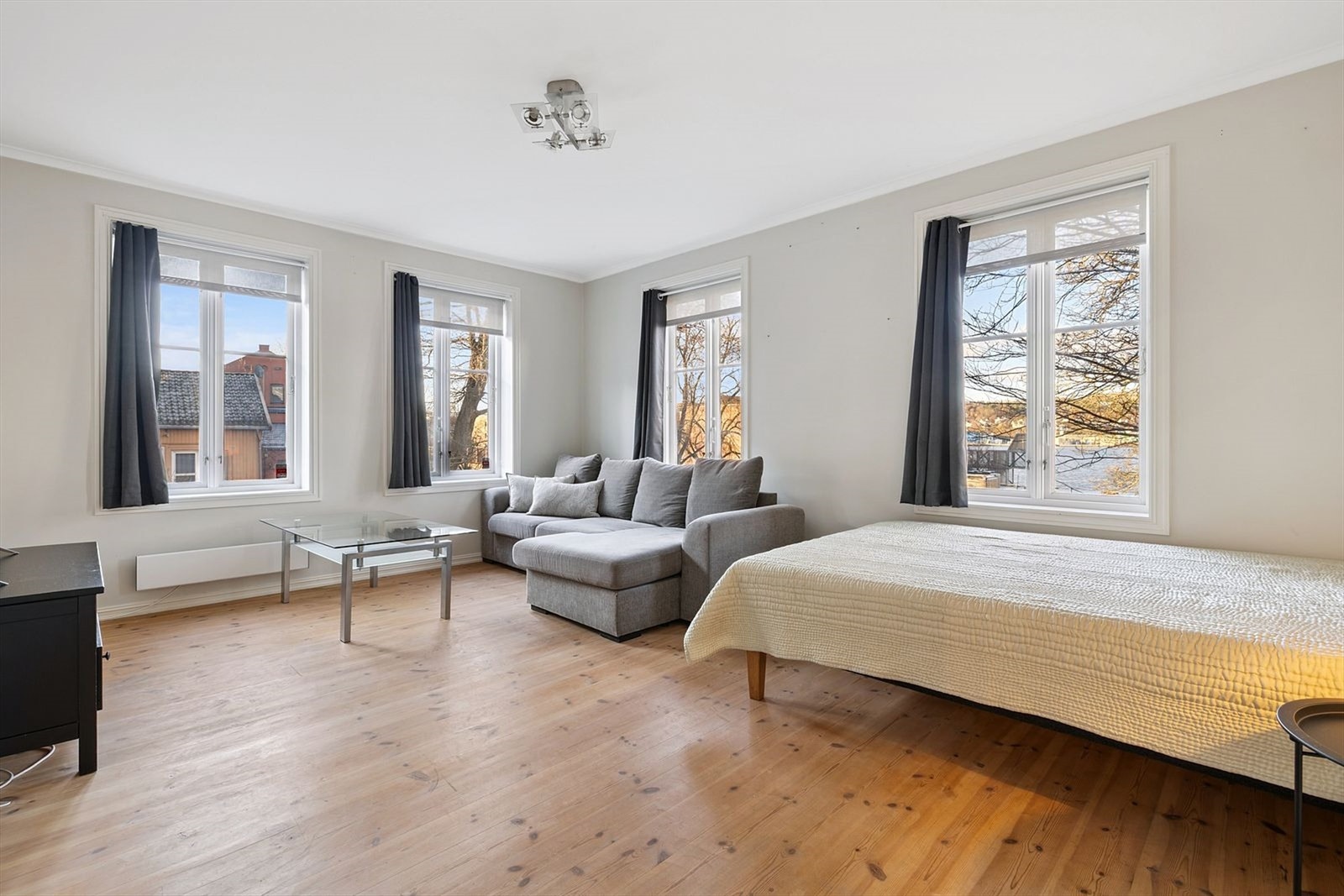 Lys og stor stue som kan benyttes som soverom eller stue Galleribilde