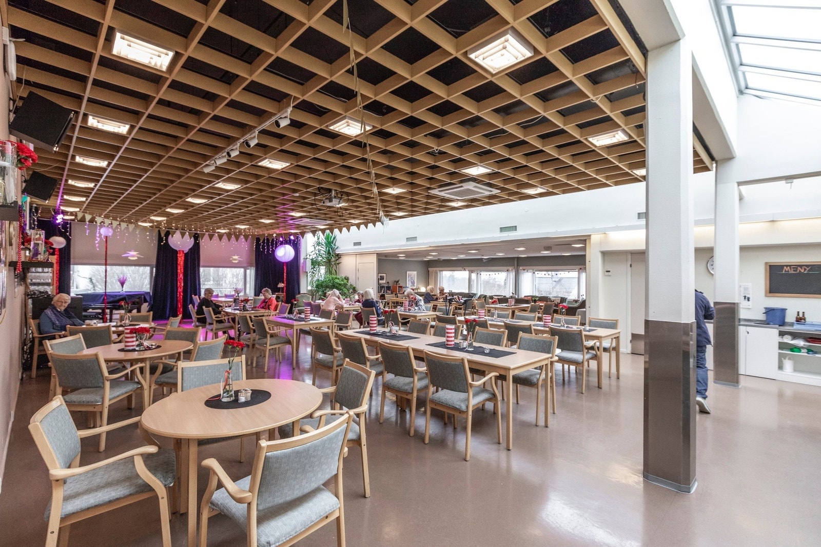 Caféen er et sosialt møtested med et variert gratis kulturtilbud Her kan du få servert middag hver dag. Galleribilde