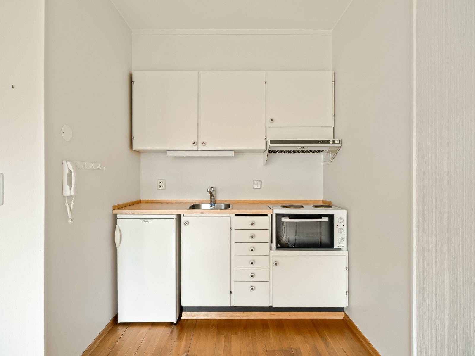 Kjøkkenet ligger i tilknytning til stuen. På allsenteret kan man kjøpe mat alle dager om man ikke ønsker å lage den selv i leiligheten. Galleribilde