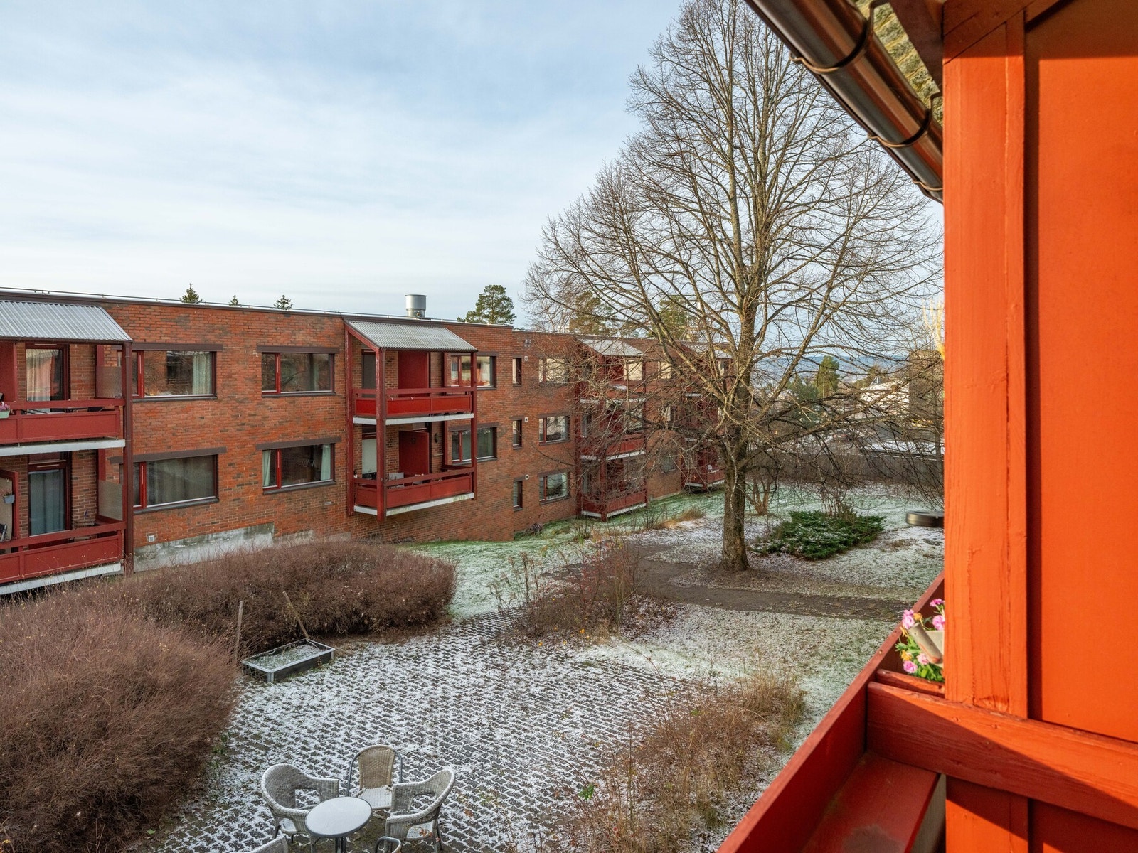 Balkongen er overbygd, med utsyn mot utvendige fellesarealer. Galleribilde