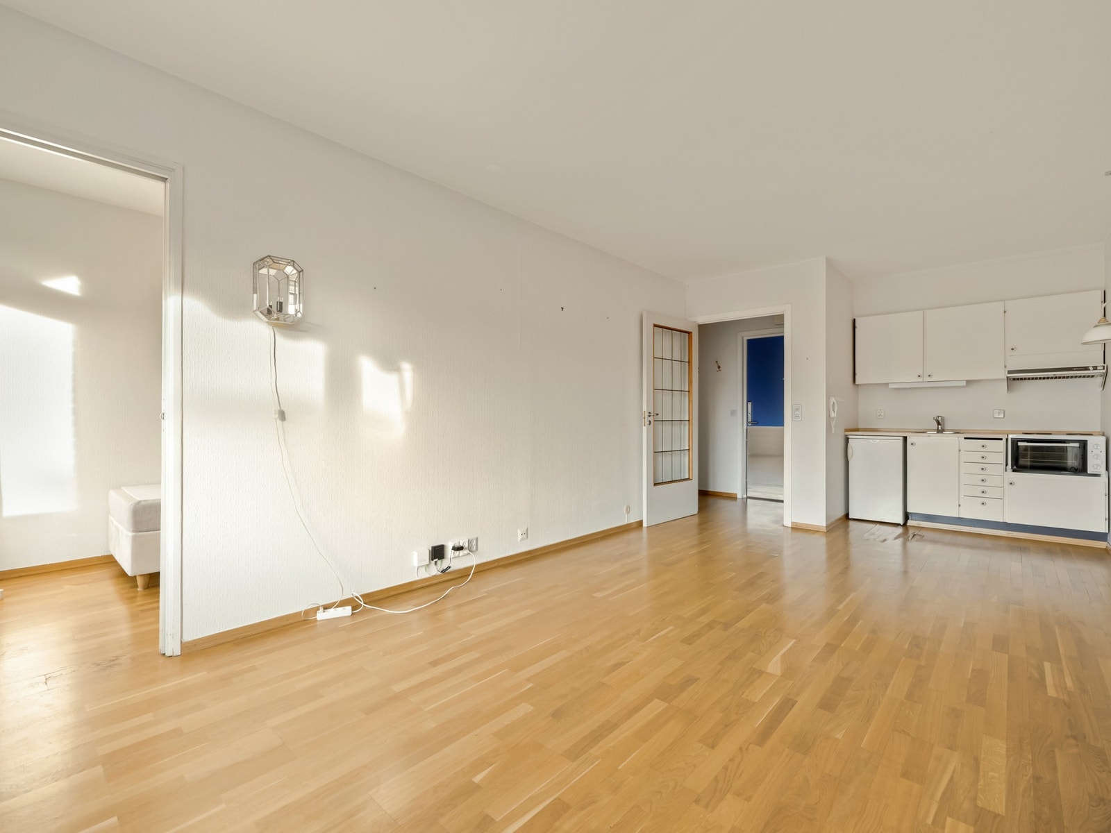 Gjennomgående parkettgulv og hvitmalte tak- og veggflater. Galleribilde
