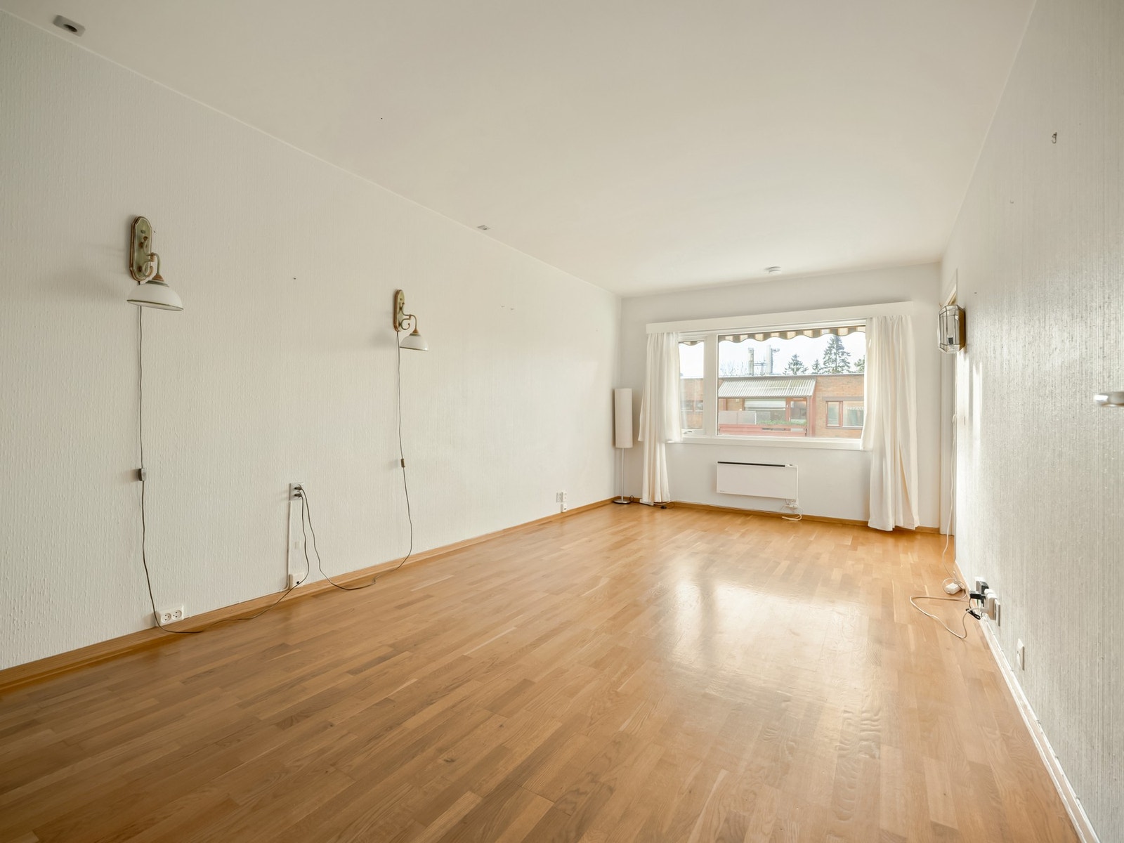 Vi starter med leilighetens naturlige oppholdsrom, nemlig stuen. De store vindusflatene slipper inn rikelig med naturlig lys. Galleribilde