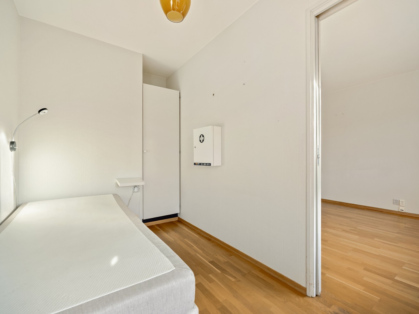 Sengen er elektrisk regulerbar og medfølger kjøpet. Galleribilde