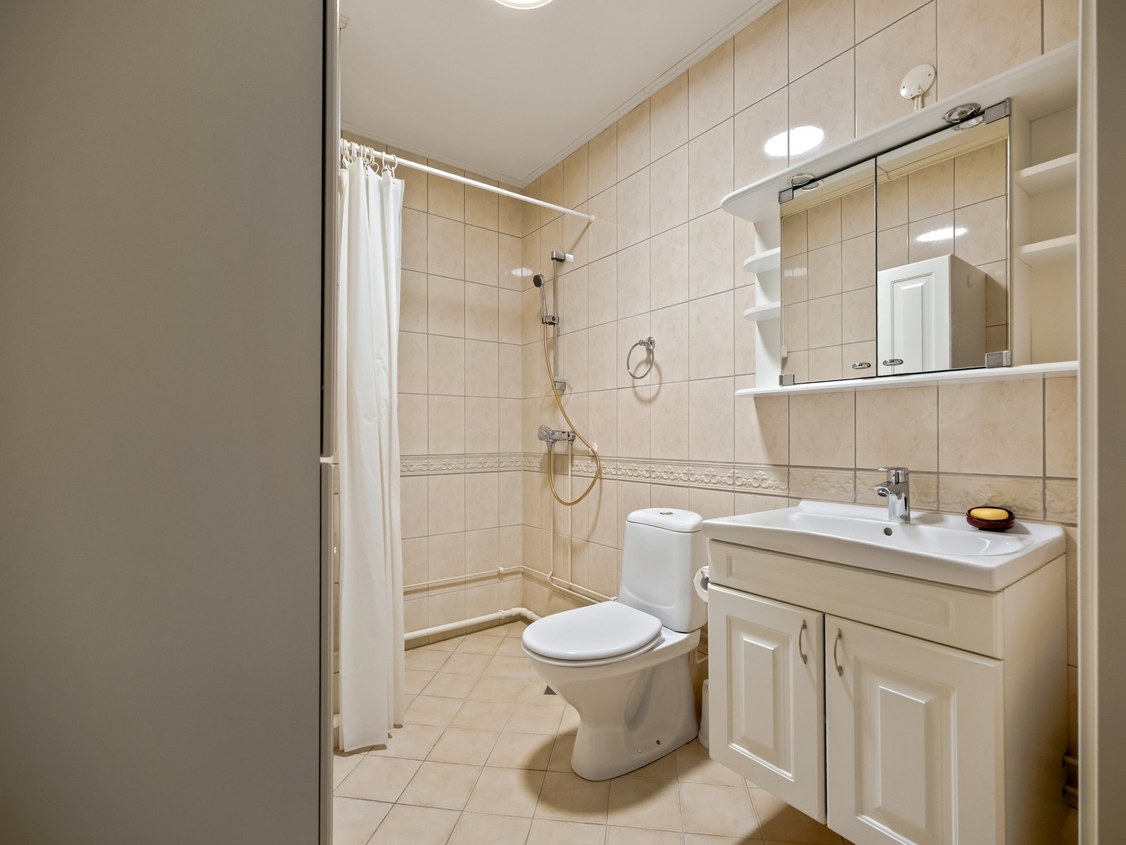 Baderommet finner du med inngang fra enréen. Galleribilde