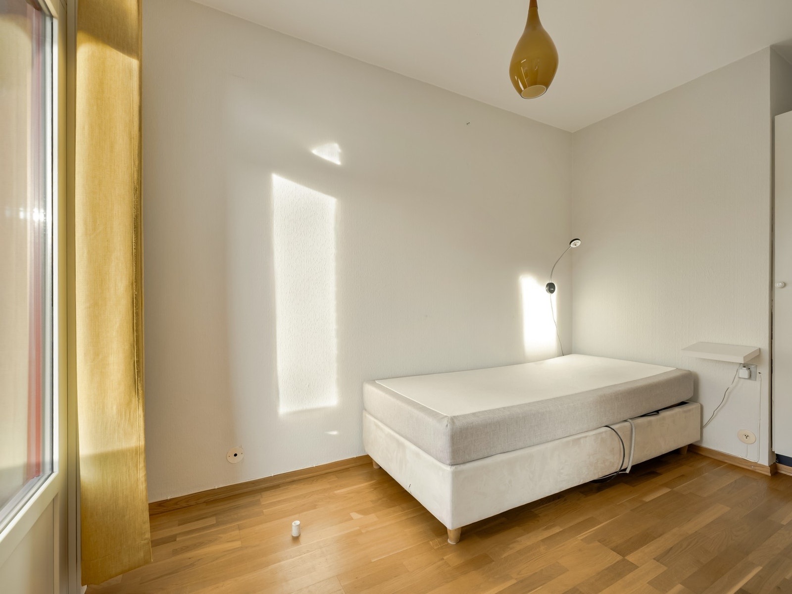 Soverommet er innredet med enkeltseng og garderobeskap. Galleribilde