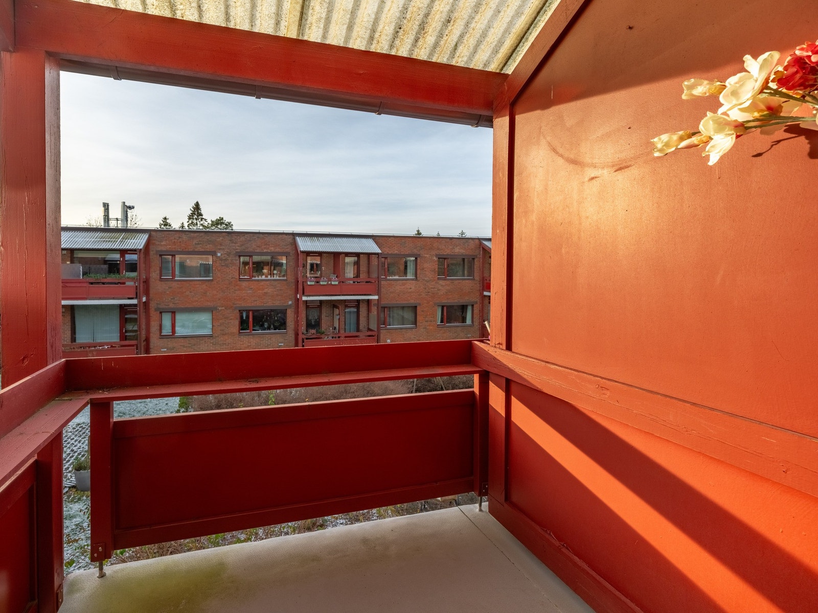 Her er det plass til utemøblement, samt blomsterkasser på det brede toppbordet. Galleribilde