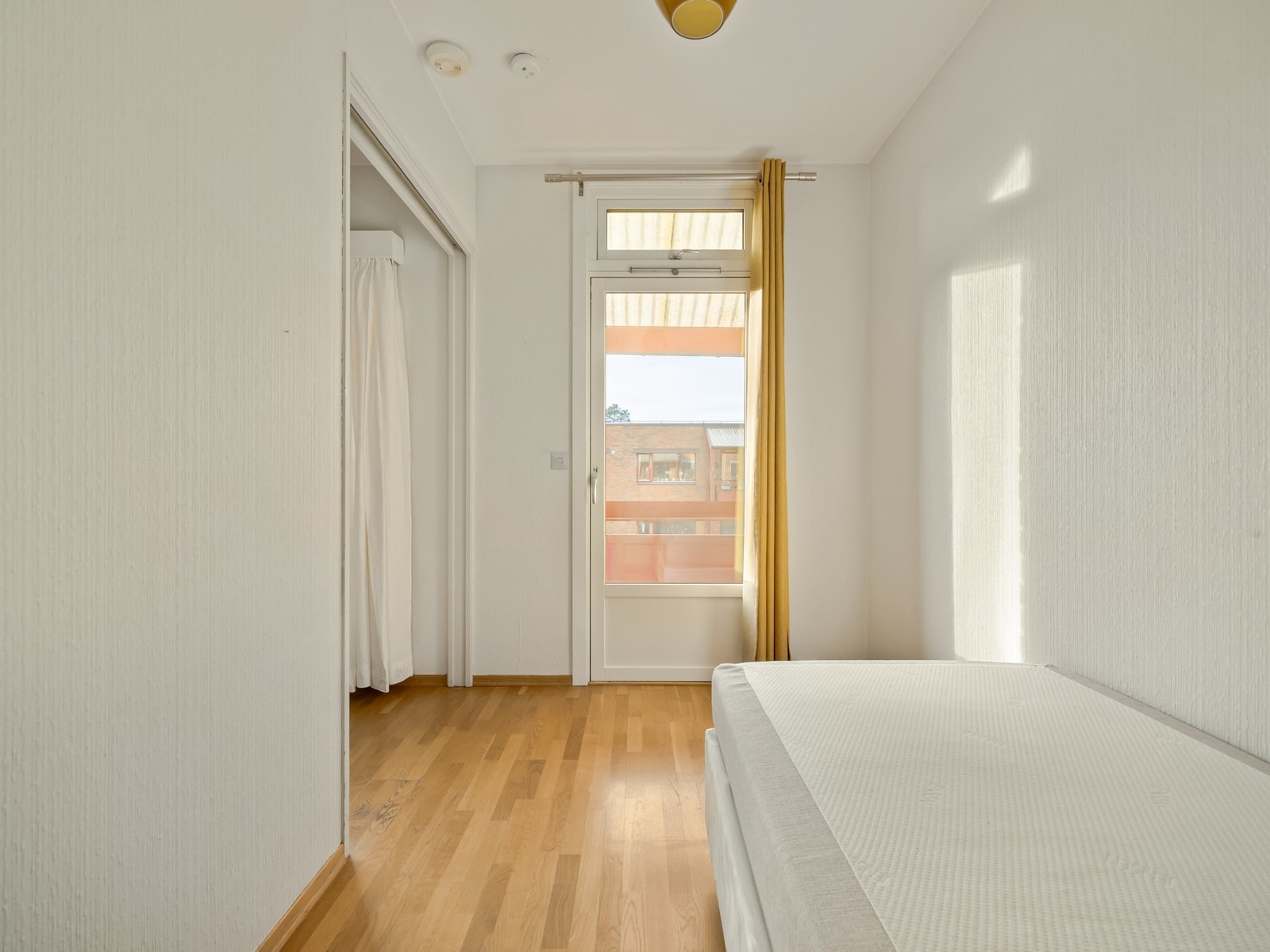 Fra soverommet finner du utgang til den vestvendte balkongen. Galleribilde