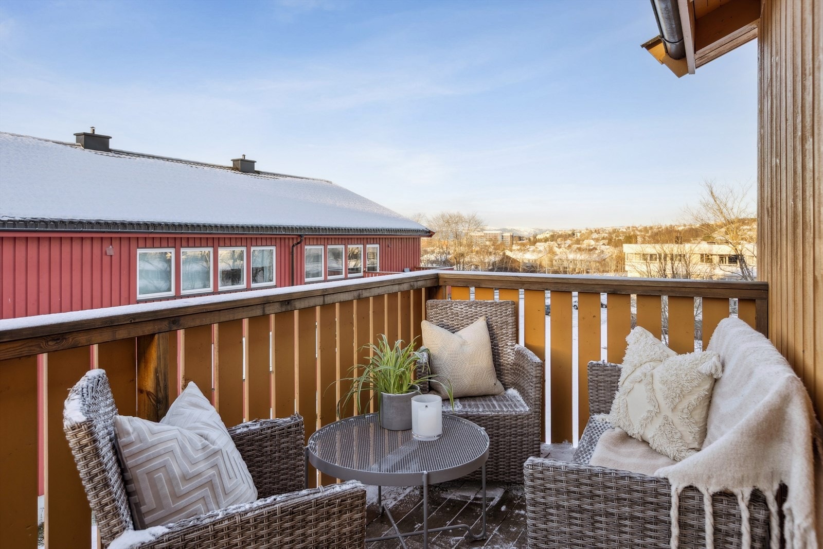 Balkongen er vendt mot vest, som sørger for gode solforhold. Balkongen er på 7 m², som gir god plass til møblement. Galleribilde