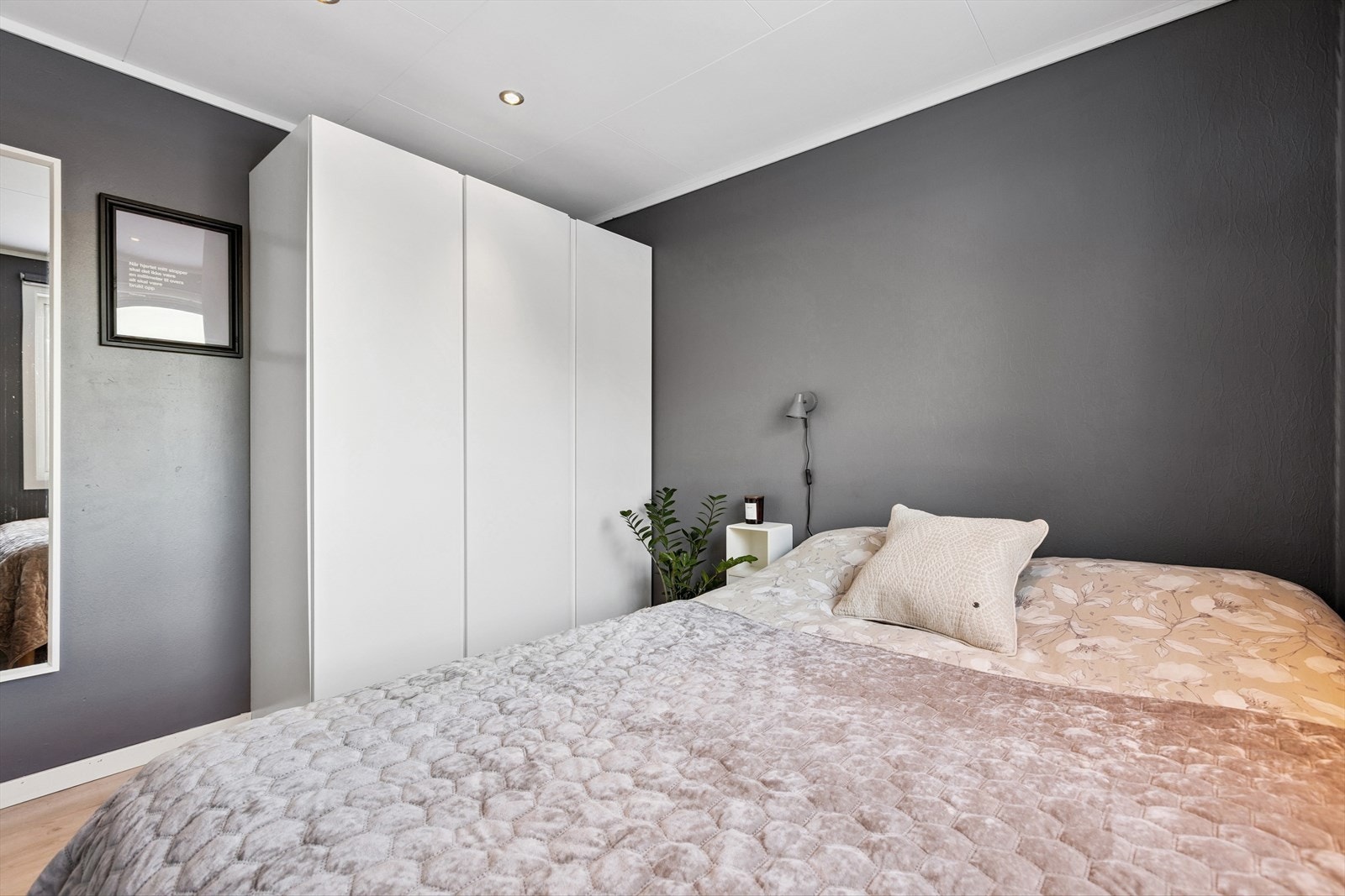 Soverommet er på romslige 7 m² med god plass til skapseksjon, samt vindu mot rolig område. Galleribilde