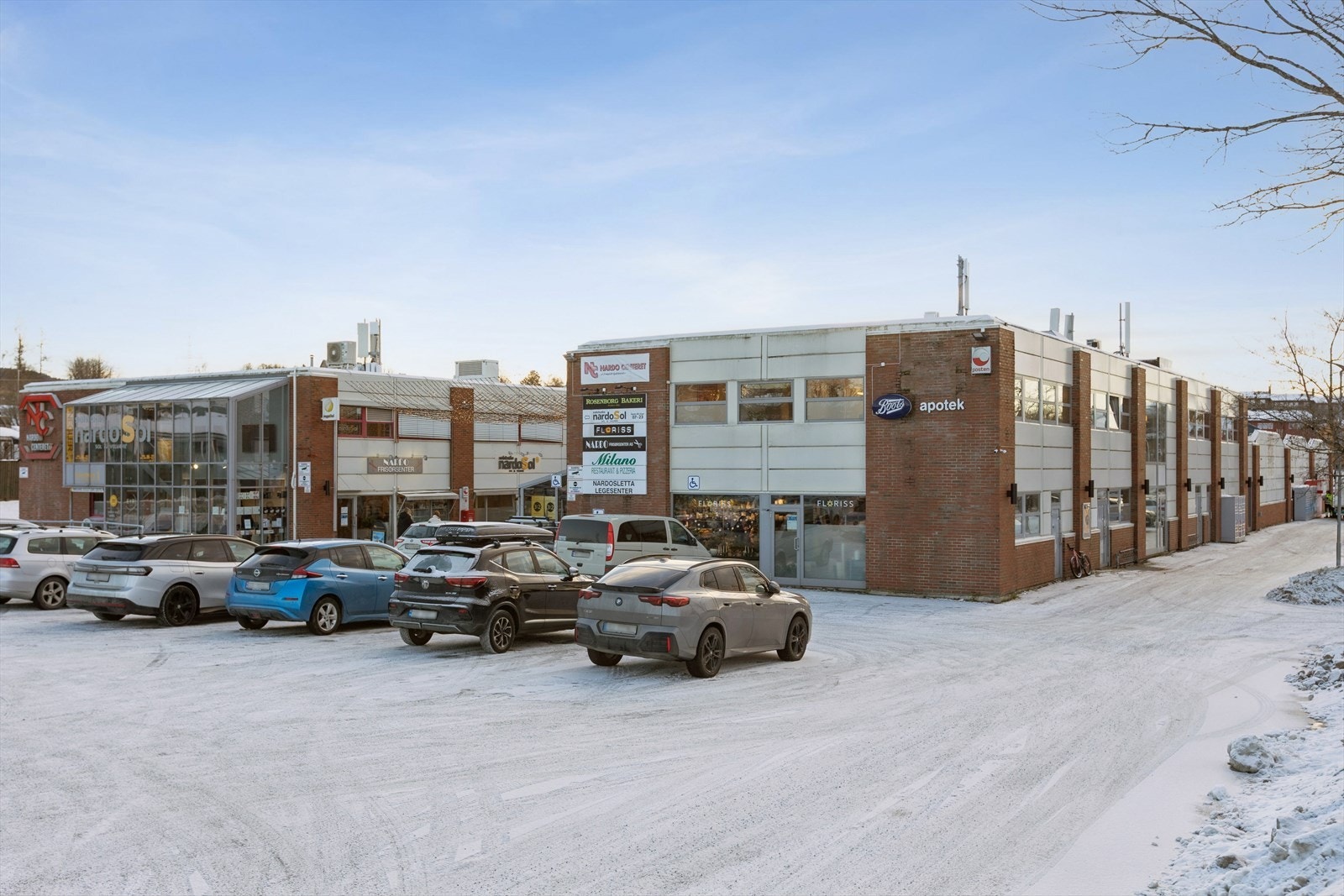 Fra leiligheten er det en kort spasertur til Nardosenteret, hvor man finnet blant annet dagligvare, post, bakeri og restaurant. Galleribilde