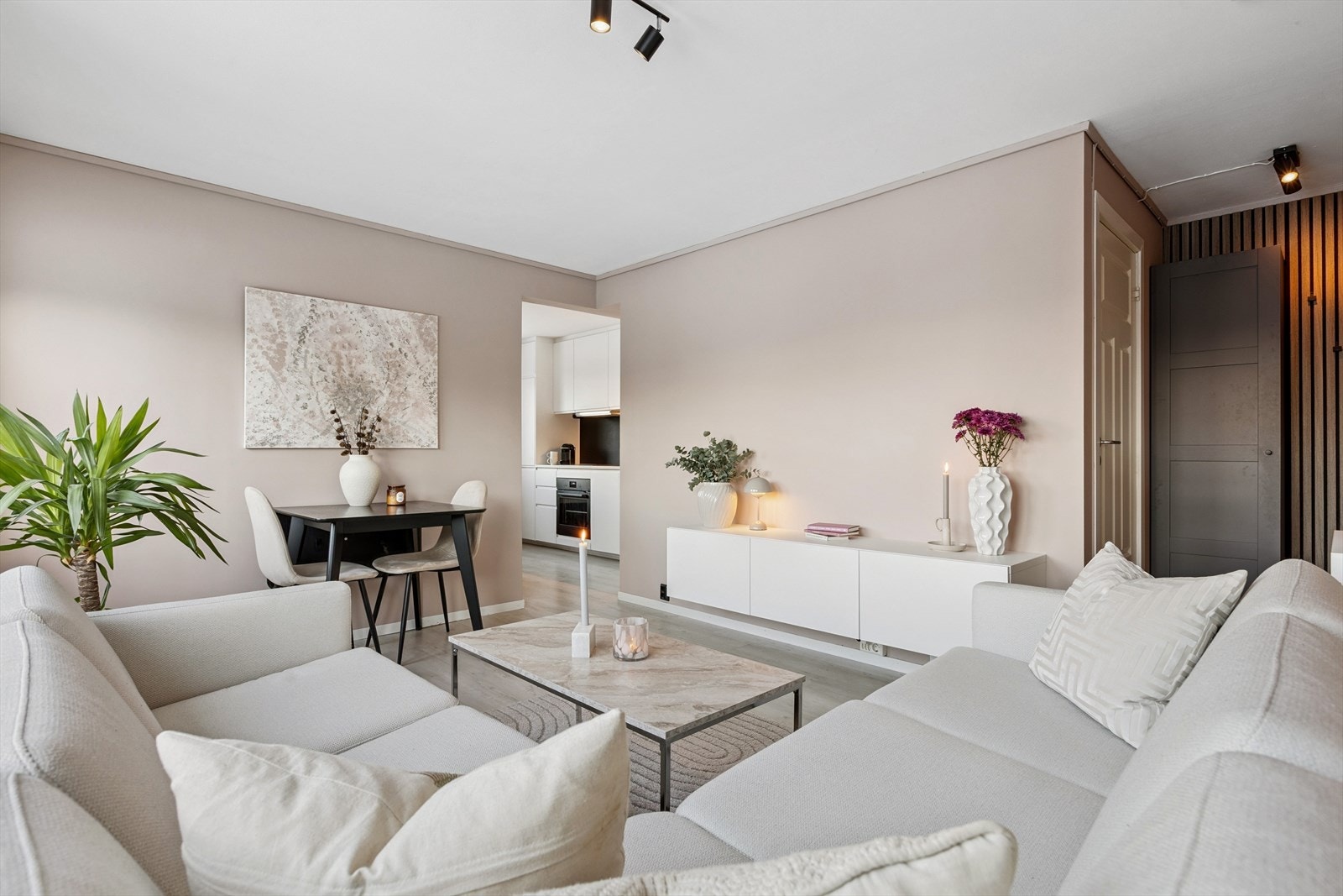 En innbydende 2-roms leilighet med gjennomgående pen standard. Galleribilde