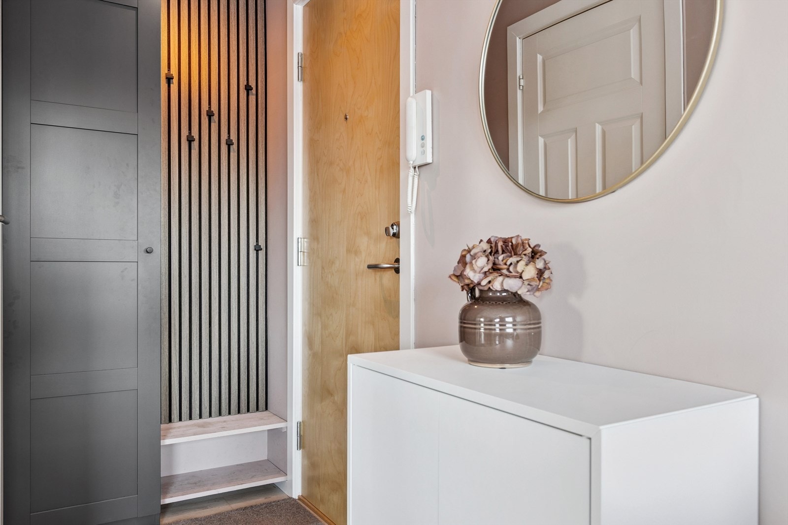 Entreen har god plass til oppbevaring av yttertøy. Galleribilde