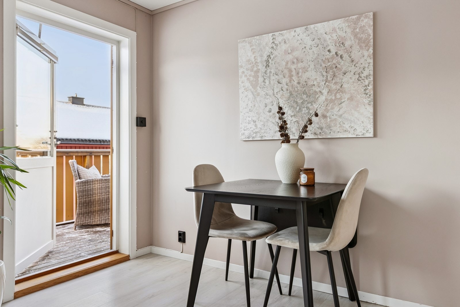 Fra stuen har man direkte adkomst ut til en flott balkong. Galleribilde