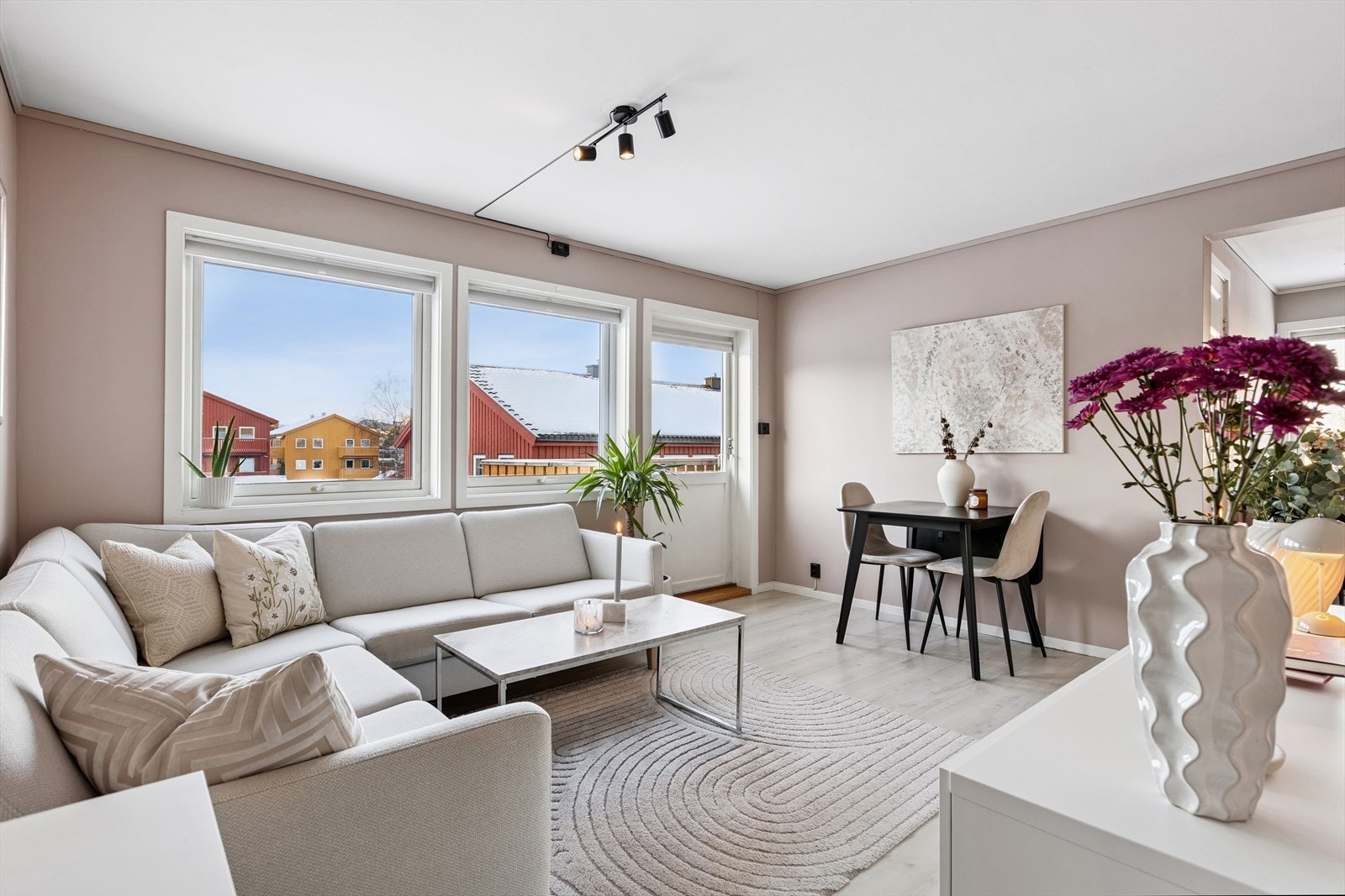 Leiligheten ligger i et veldrevet borettslag med lave felleskostnader som inkluderer kommunale avgifter, felles byggforsikring, TV/internett og diverse vedlikehold/drift. Galleribilde