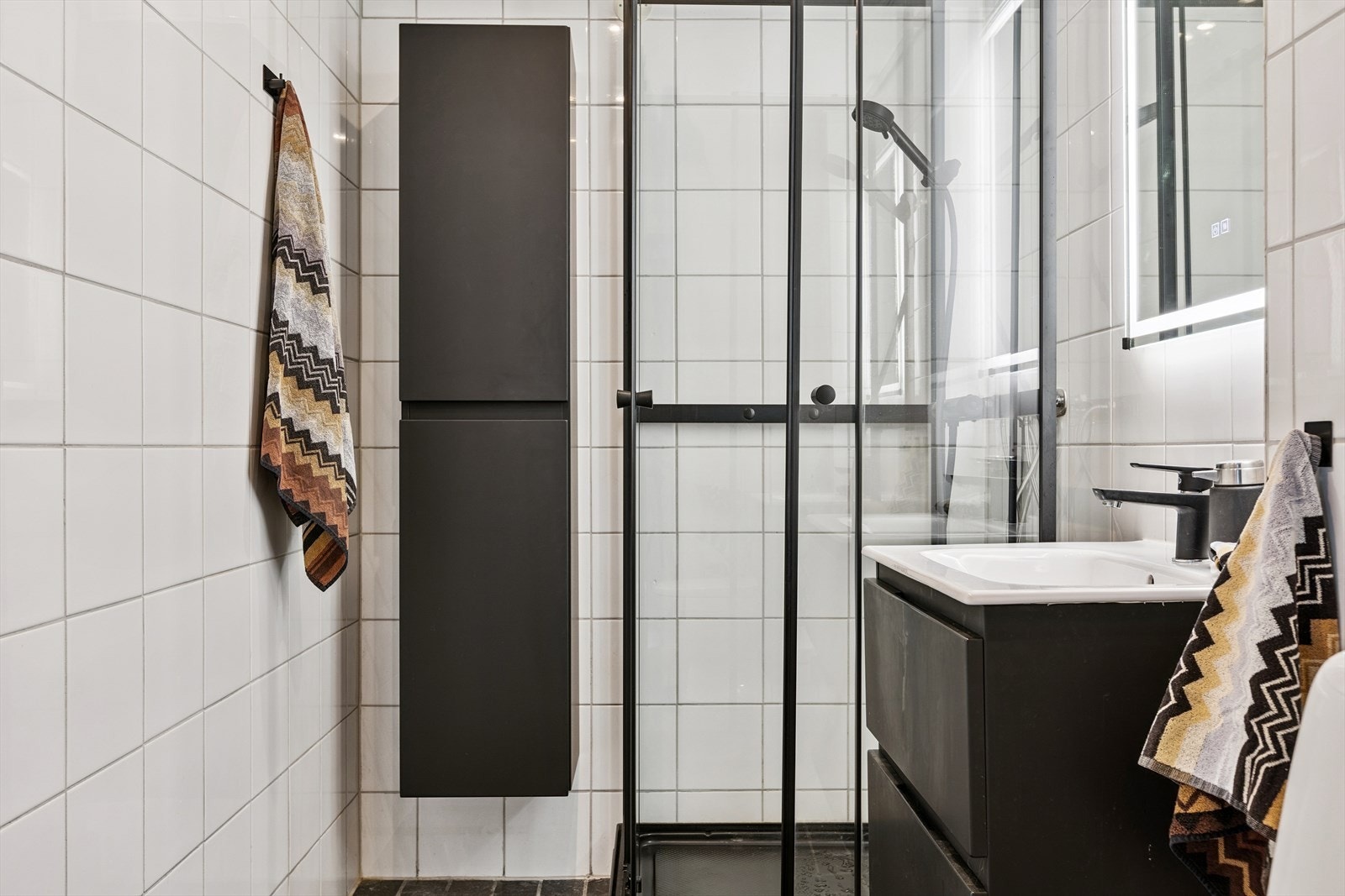 Meget pent bad som ble oppgradert i 2024 med nytt dusjkabinett, WC og ny innredning. Galleribilde