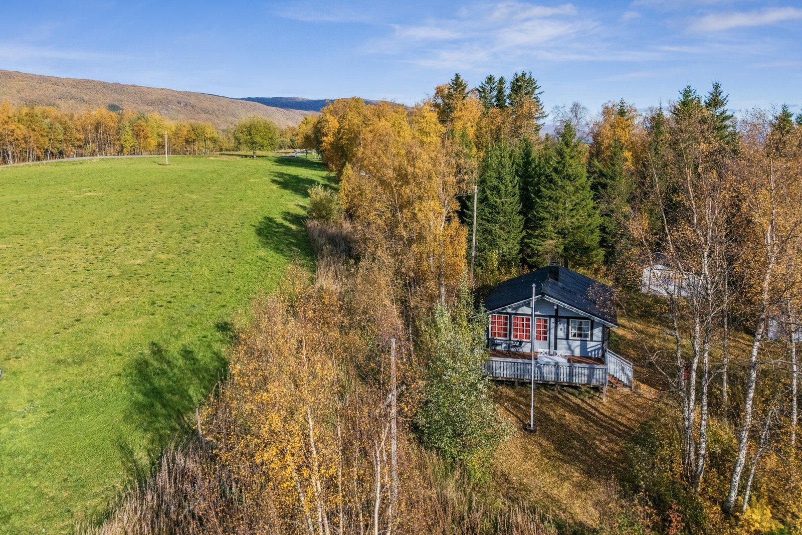 Hytten er beliggende i landlige omgivelser, ca. 4 km nord for Fauske sentrum. Galleribilde