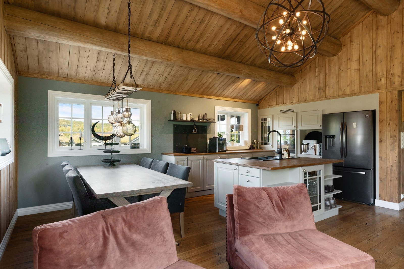 Stue / kjøkken er åpent og inkluderende Galleribilde