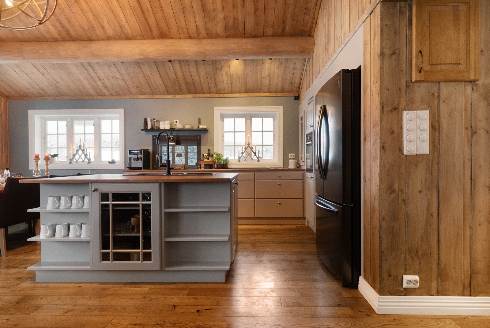 Kjøkkenøy med god skapplass samt åpne hyller i front Galleribilde