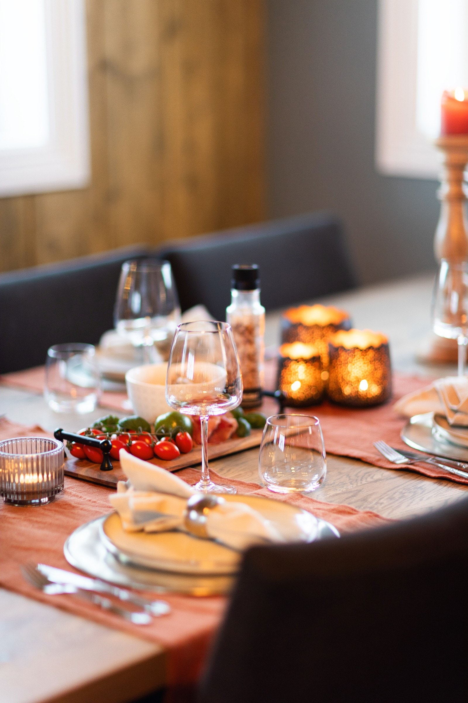 Dekk bordet opp til å samle venner og familie for hyggelige måltider Galleribilde