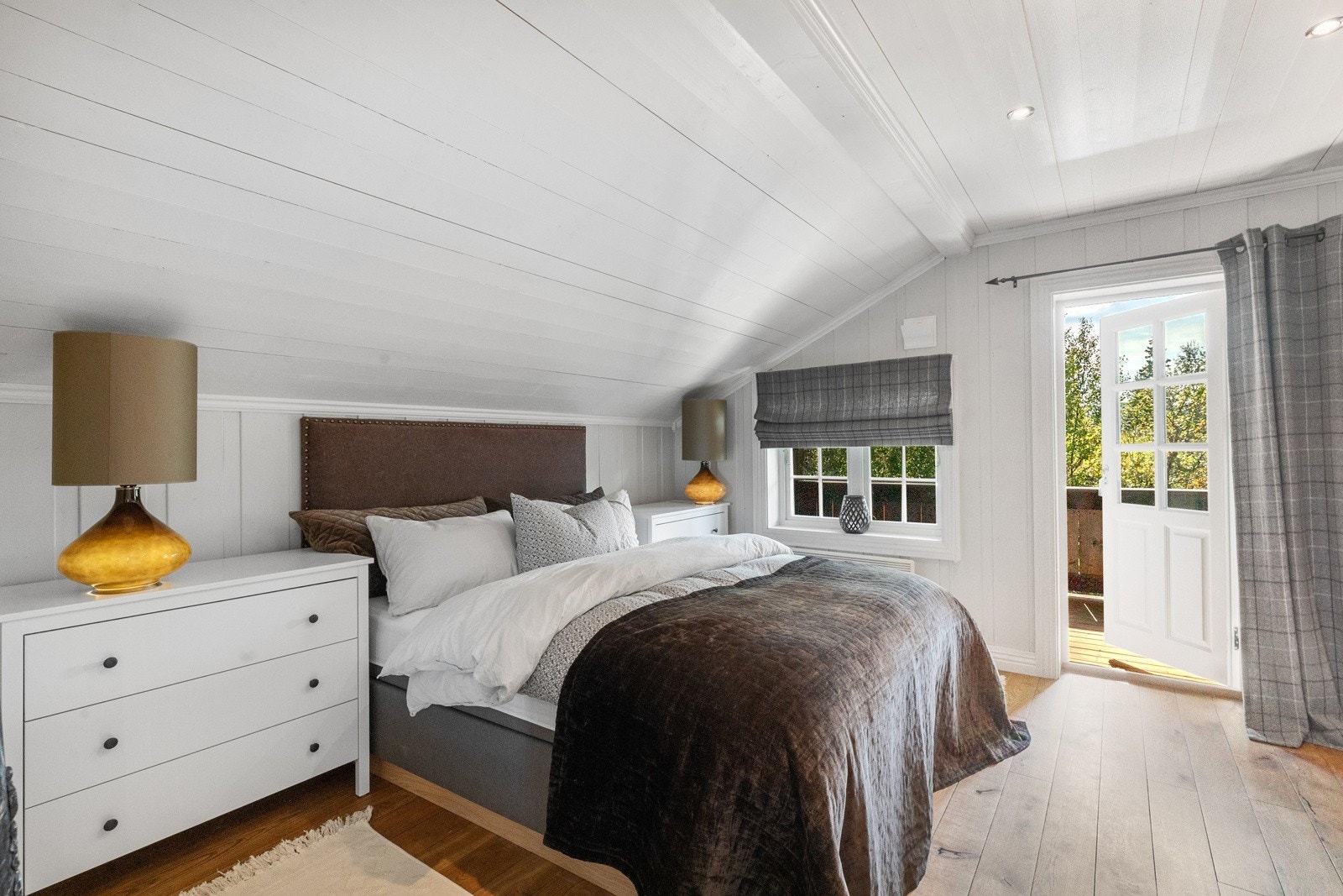 Hovedsoverom med god plass til dobbeltseng, garderobe og andre soveromsmøbler Galleribilde