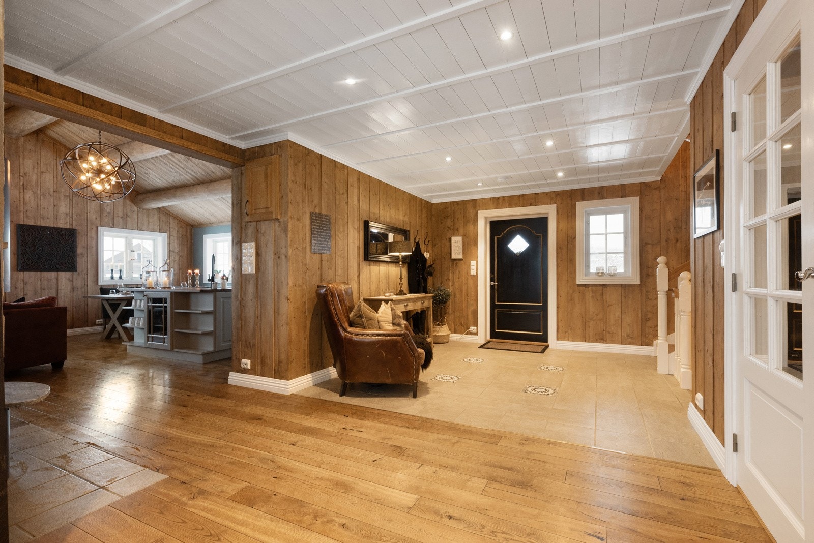 Videre adkomst til tredje og underetasje Galleribilde