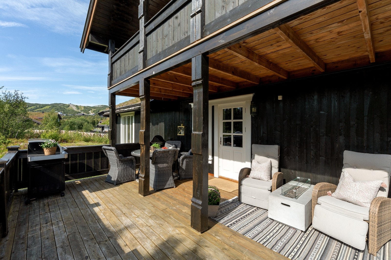 Delvis overbygd terrasse - god plass til utemøbler Galleribilde