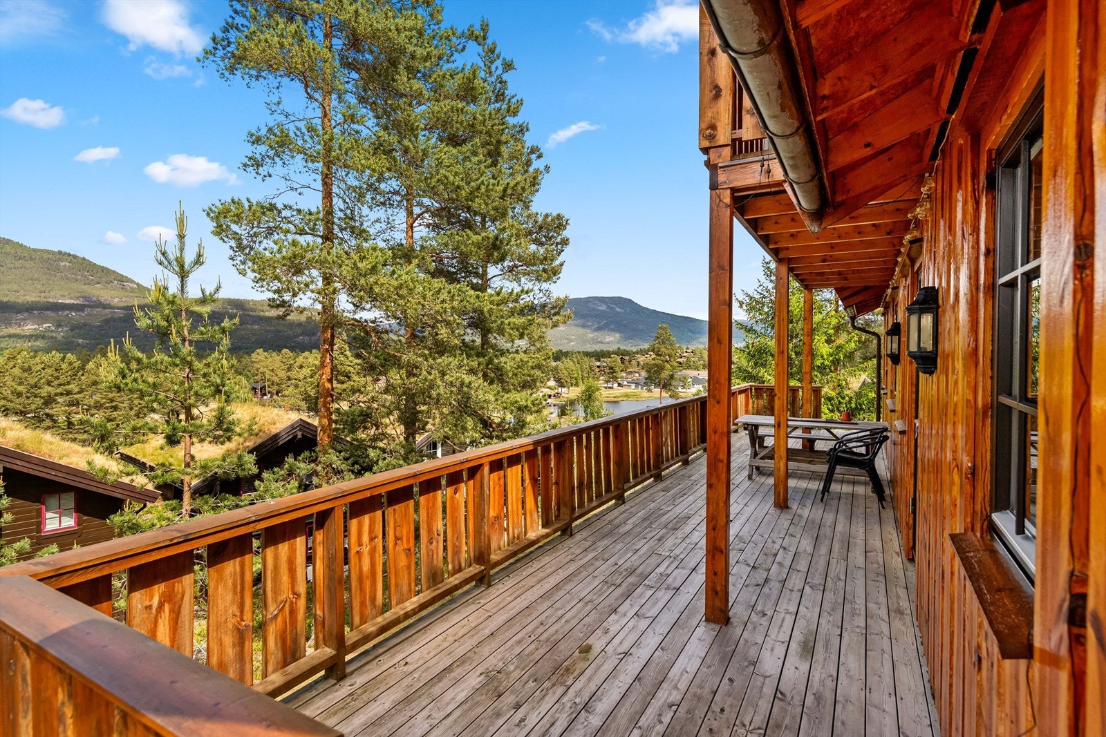 Nydelig utsyn - her kan man sitte og nyte hyttelivet. Galleribilde