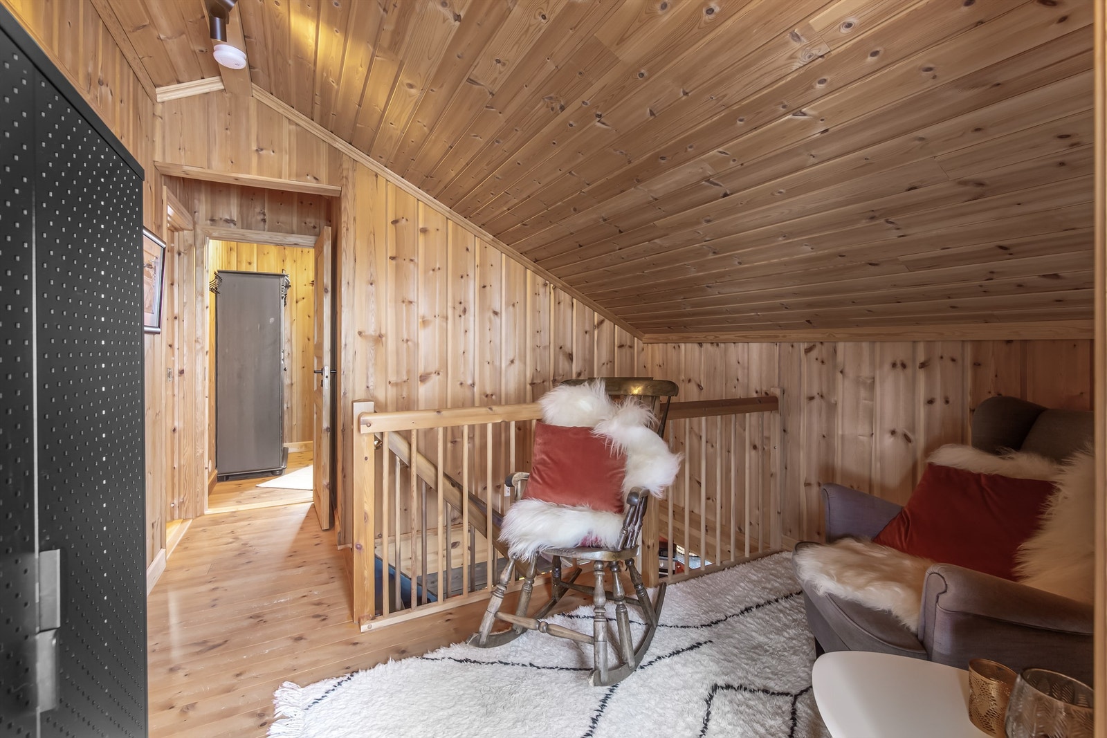 I 2. etasje er det to soverom, bad og loftstue Galleribilde