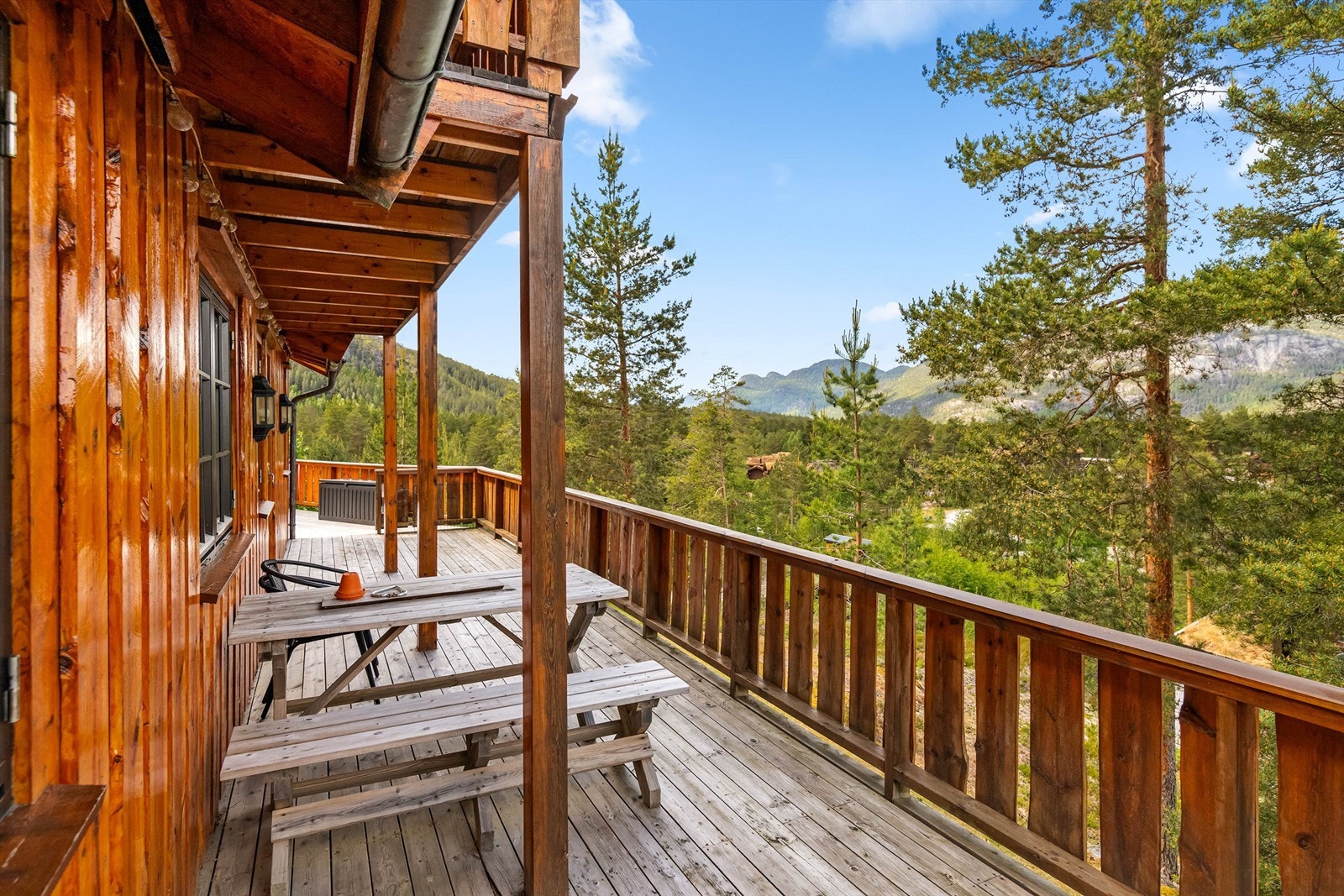 Fra stuen kommer man ut på en stor terrasse hvor man kan sitte helt usjenert. Galleribilde