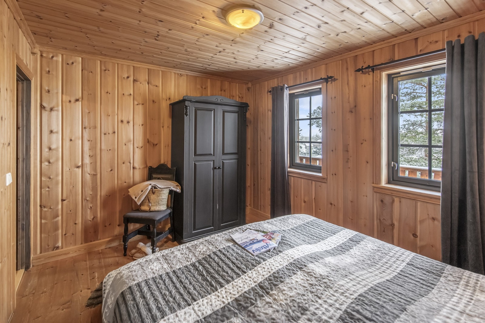 Garderobe på hovedsoverommet Galleribilde