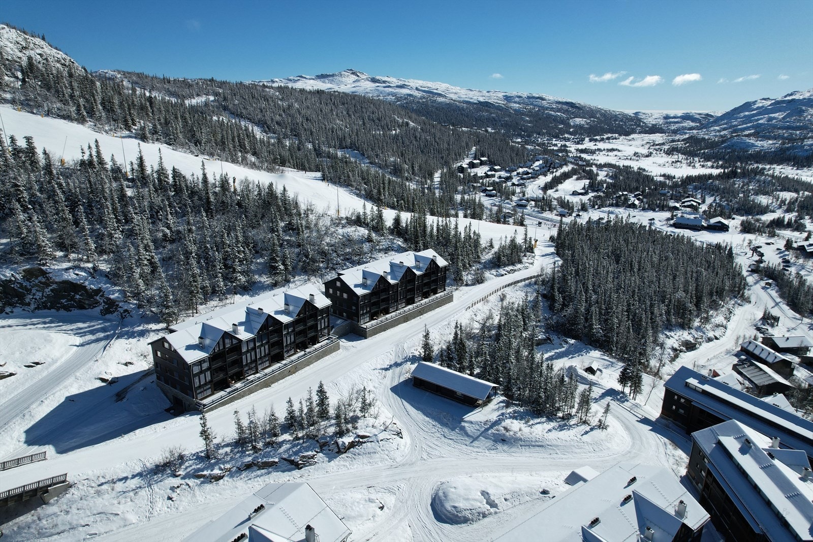 Beliggenheten kunne ikke vært bedre! Her kan både barn og voksne enkelt suse rett ut i bakken - og like lett ta en pause for en matbit eller et raskt toalettbesøk. Denne leiligheten gir hele familienskigleden til fulle og skape minner for livet. Galleribilde
