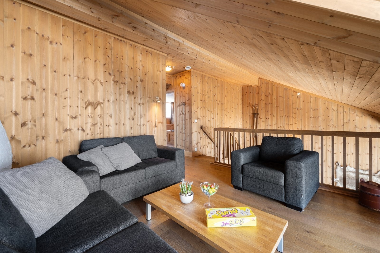 Stuens første del har god plass til en komfortabel sofagruppe og TV-møblement - perfekt for den yngre garde. Galleribilde
