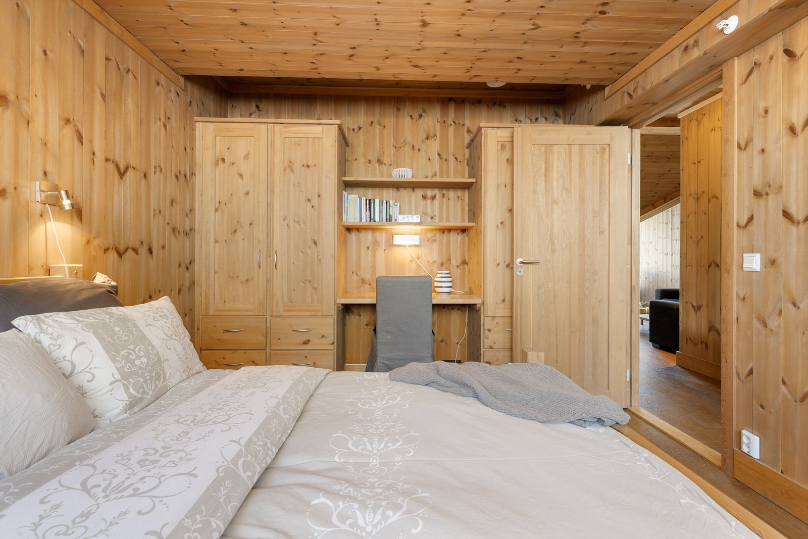 Hovedsoverom er innredet med dobbeltseng og plassbygd garderobeskap. Legg også merke til at det oppbevaringsmulighet i seng. Galleribilde