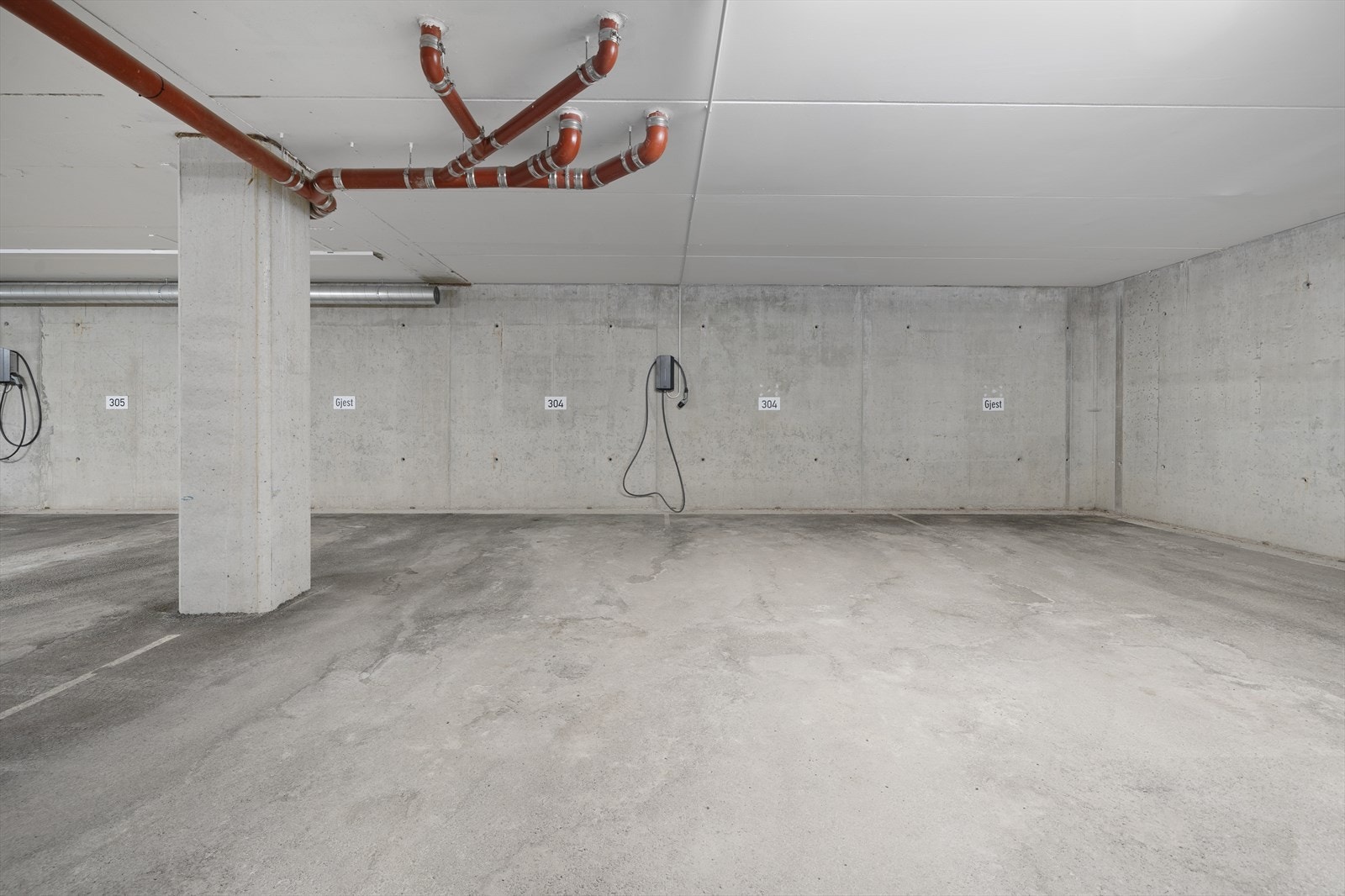 Leiligheten disponerer to parkeringsplasser i et felles garasjeanlegg, med eget ladepunkt for elbil. I tillegg er det mulighet for parkering på felles parkeringsområde. Parkeringsplassene har en gunstig beliggenhet innerst i garasjen. Galleribilde