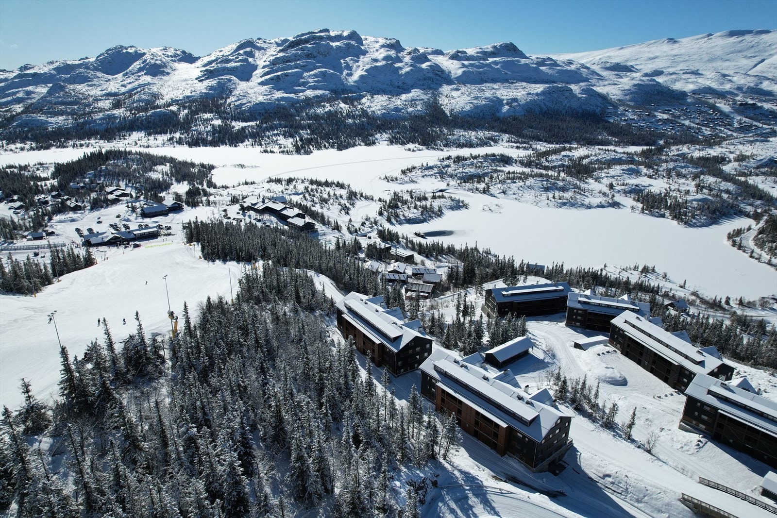 Like nedenfor sameiet ligger Gaustablikk Høyfjellshotell, litt lenger finner du Den Lykkelige Sportsmann - et populært gjestehus med både afterski og servering. Gaustablikk Skisenter byr på flere fasiliteter, inkludert restaurant, afterski og daligvare. Galleribilde