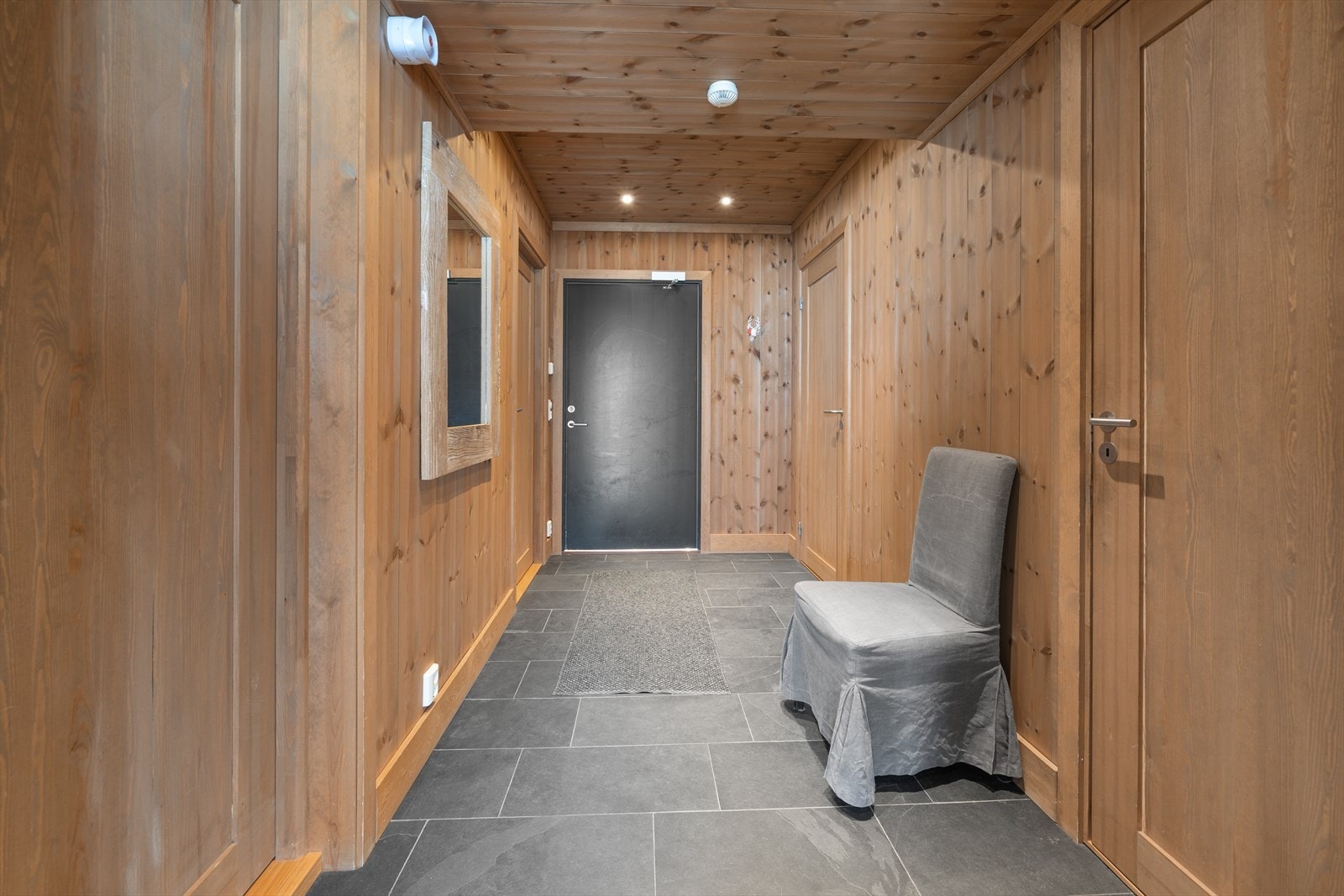 Stilren og elegant leilighet med eksklusiv lodgestemning. Gjennomgående høy standard og førsteklasses materialvalg som sikrer både komfort og varig kvalitet. Galleribilde