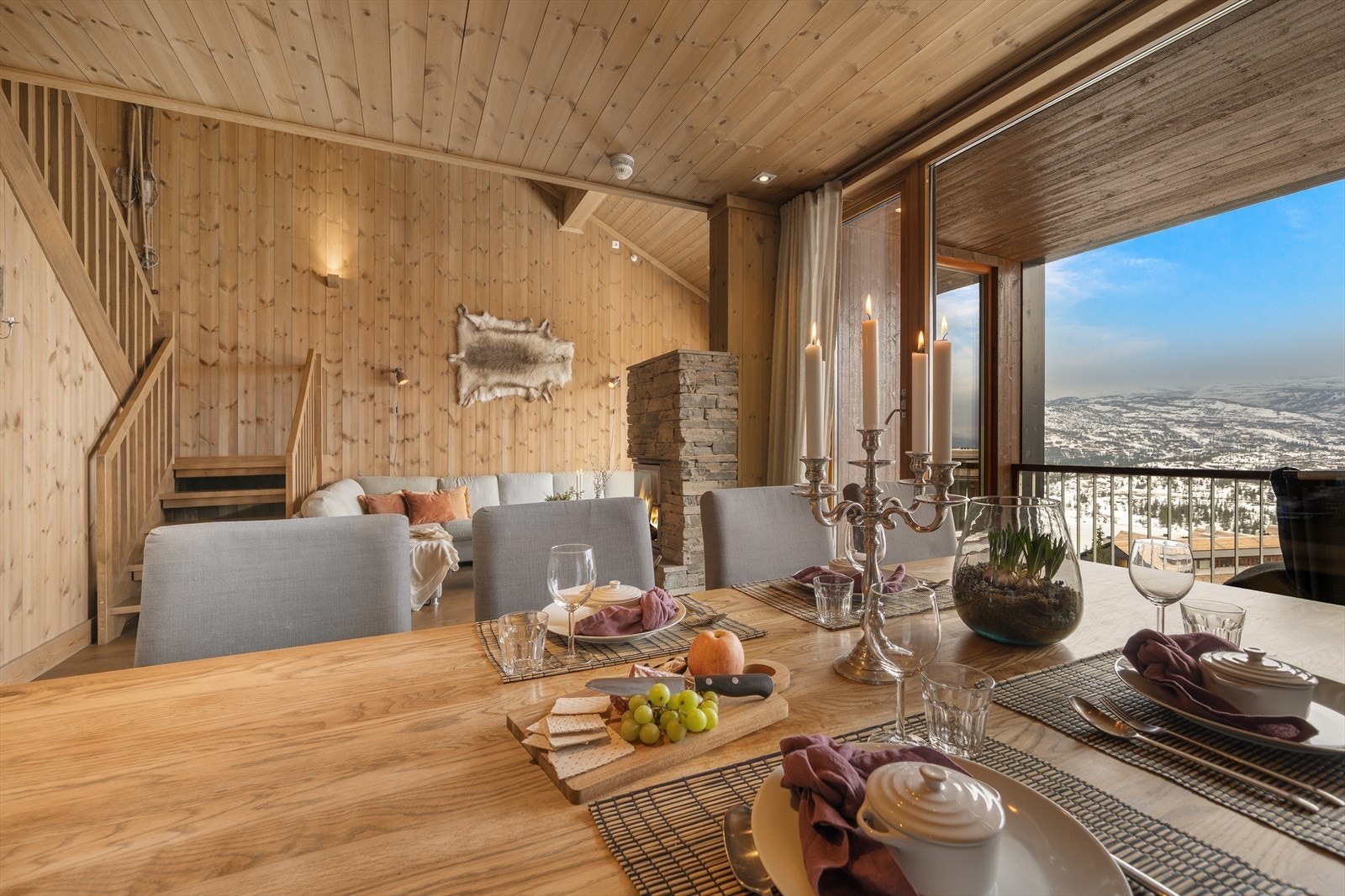 Leilighetens kjøkken har en delvis åpen løsning mot stue og utgang ut til veranda. Galleribilde