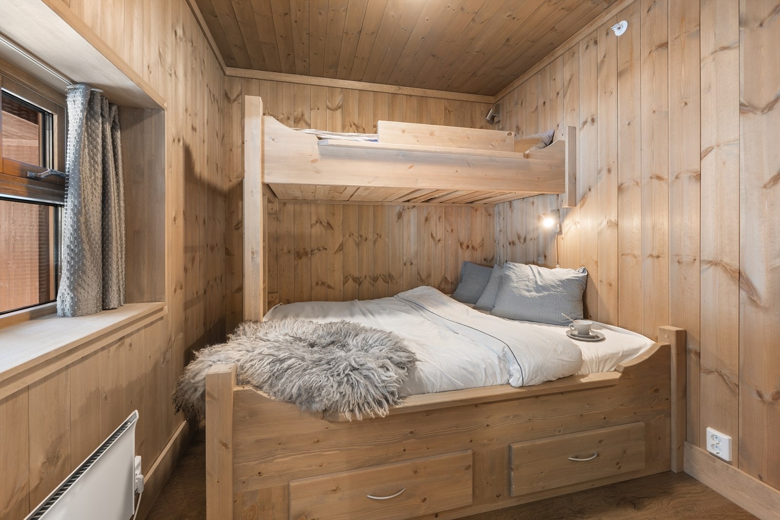 Soverommene ligger avskjermet fra de daglige oppholdsrommene. Begge rommene i 1.plan er av god størrelse og er innredet med familiekøyer med oppbevaring. Galleribilde