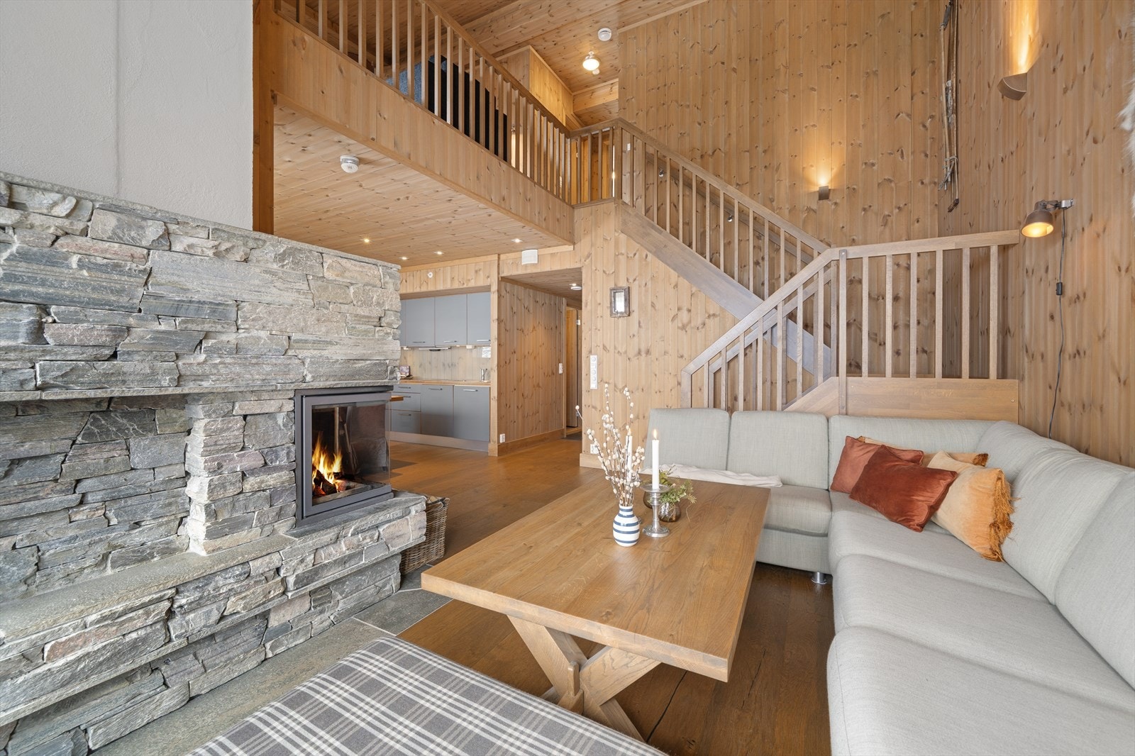 Sjelden topp- og midtleilighet i Gaustatoppen Lodge! Fantastisk beliggenhet med særs gode solforhold og herlig utsikt til bl. a. Gaustatoppen, Kvitåvatn og Toreskyrkja. Galleribilde