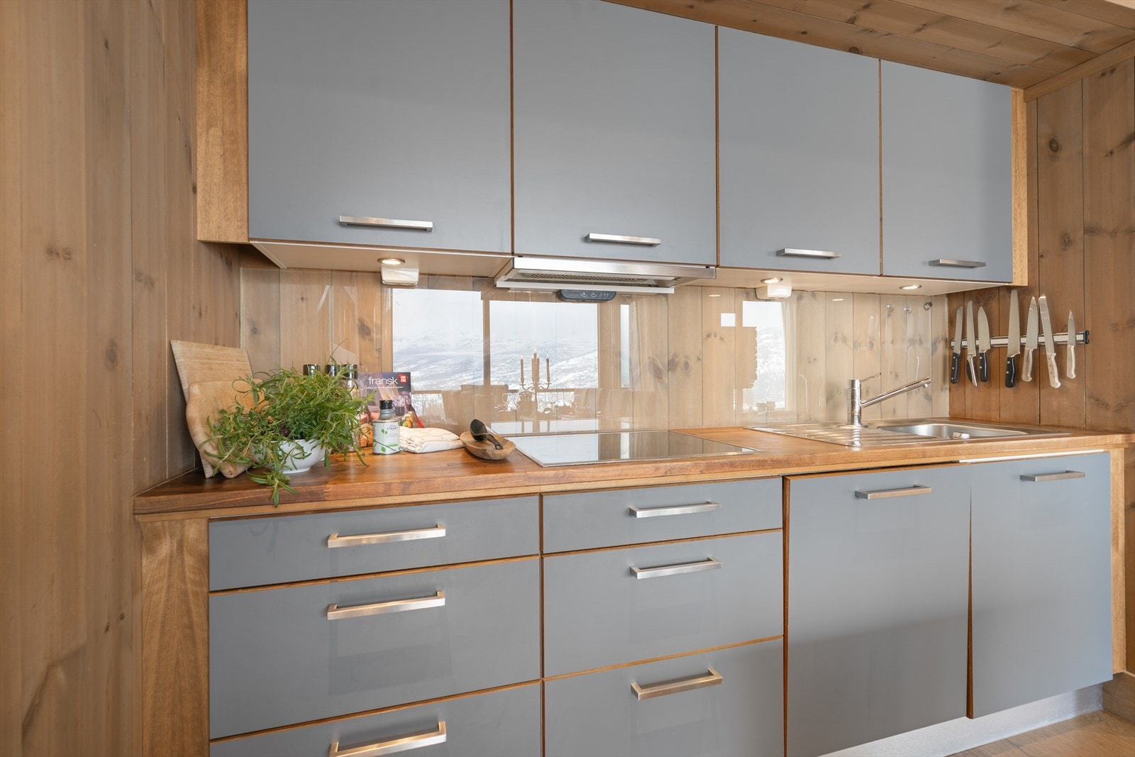 Kjøkkenet har rikelig med skapplass og gode oppbevaringsmuligheter. Galleribilde