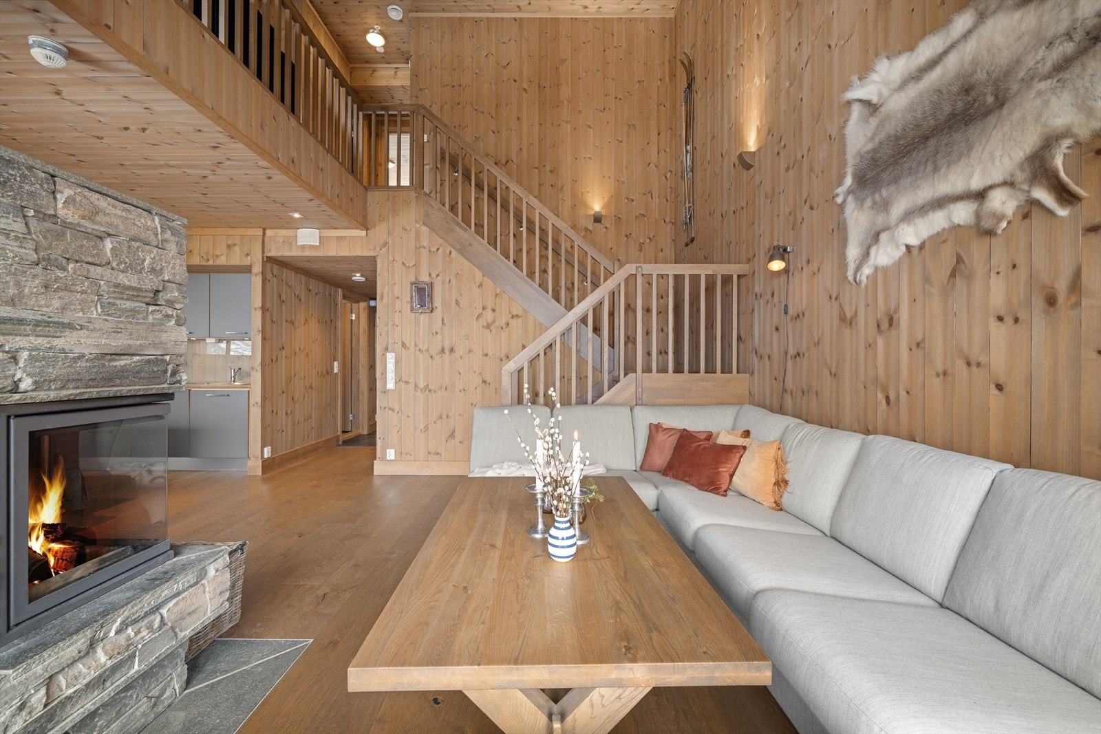 Fra stuen har du en lekker trapp til andre etasje, en trapp som i seg selv fungerer som et dekorativt møbel i rommet. Galleribilde