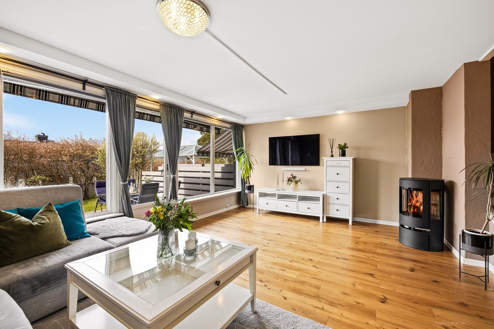 Store og gode vindusflater utgjør en trivelig og lys romfølelse. Galleribilde