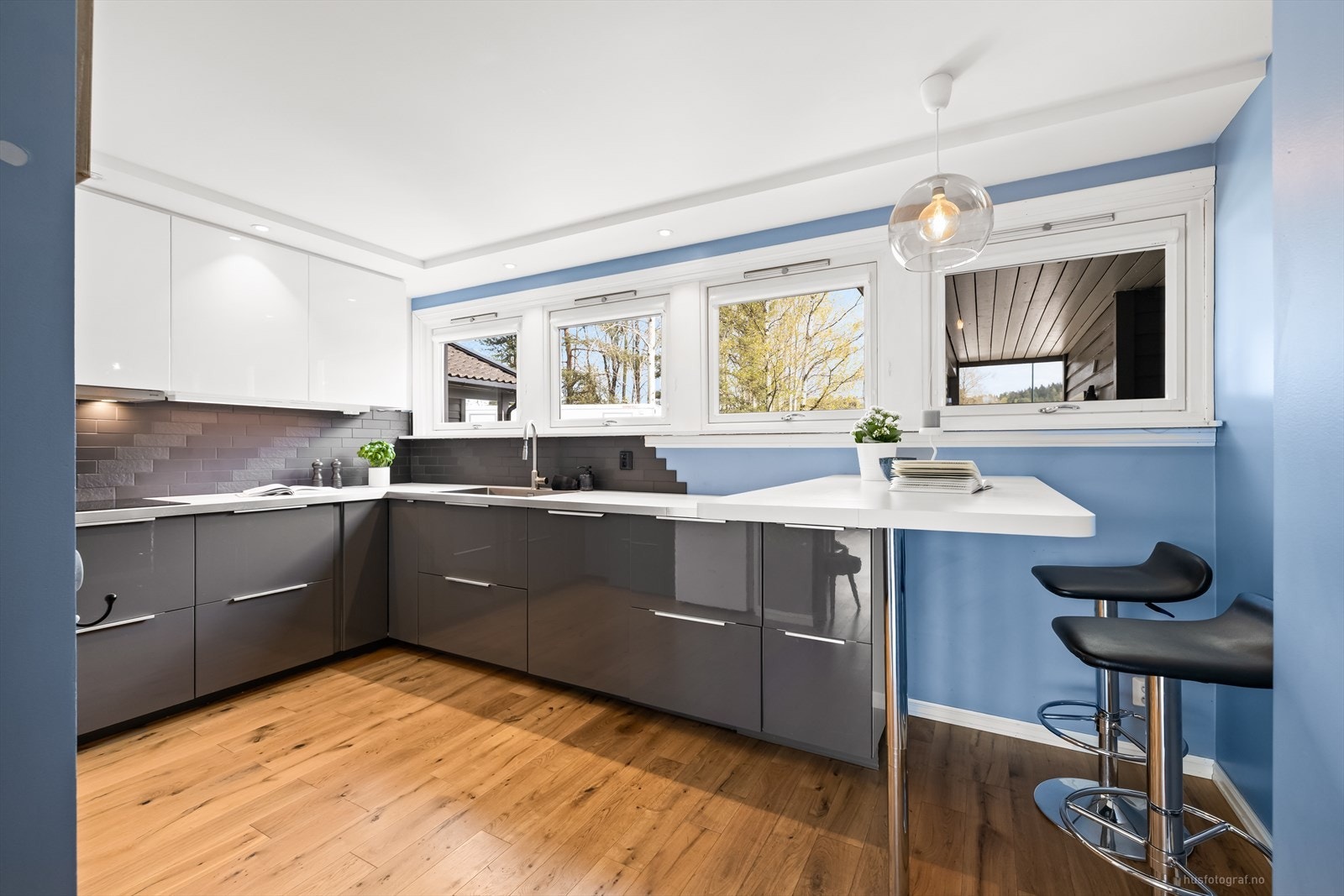 Praktisk kjøkken med plassbygget spisebord. Galleribilde