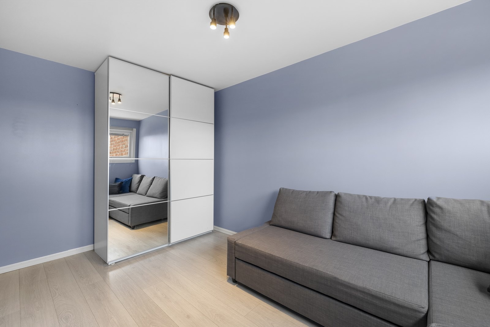 God plass til garderobeinnredning. Galleribilde